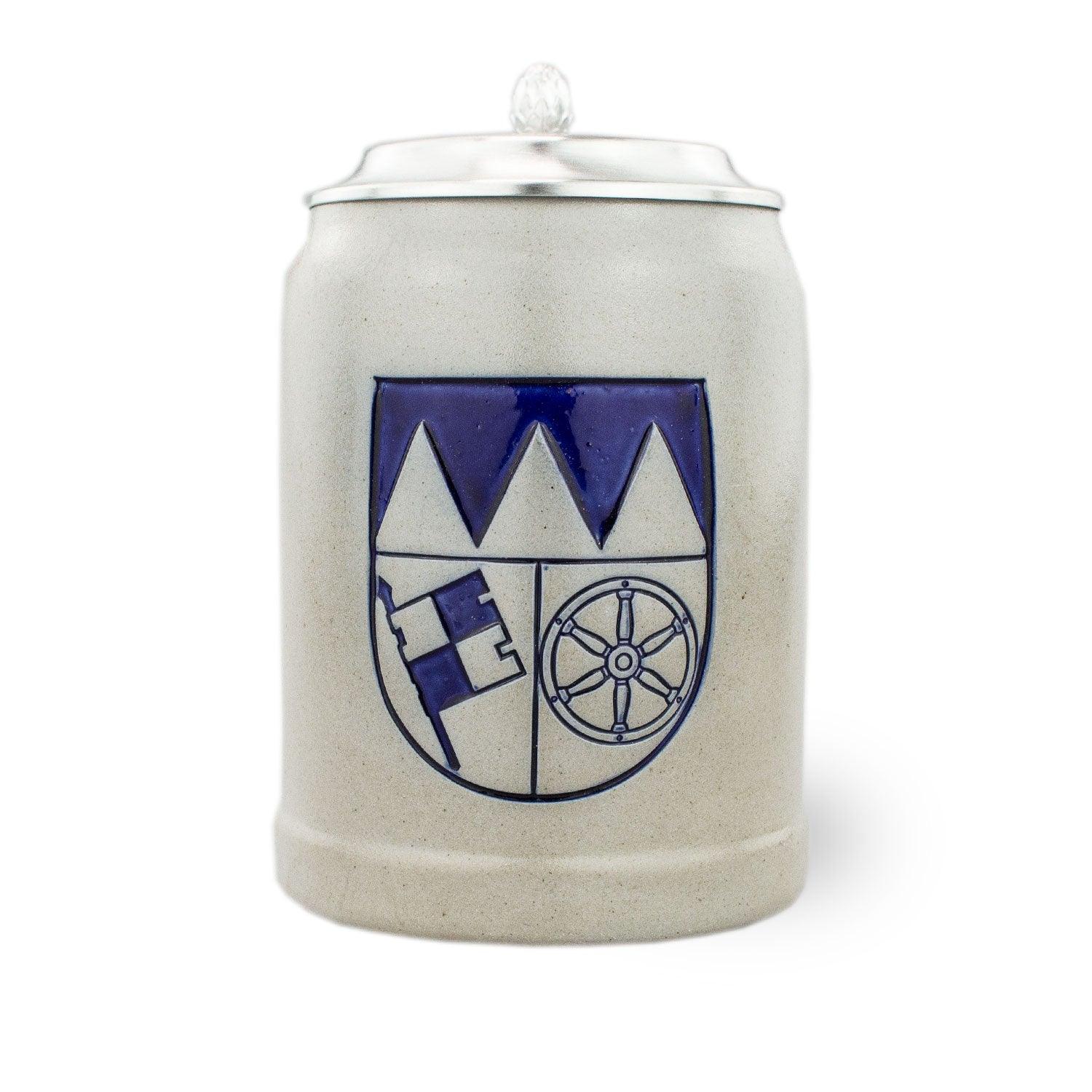 Steinkrug mit gravierbarem Zinndeckel, Unterfrankenwappen vorne, gerundete Form, traditionell gefertigt, 0,5 Liter.