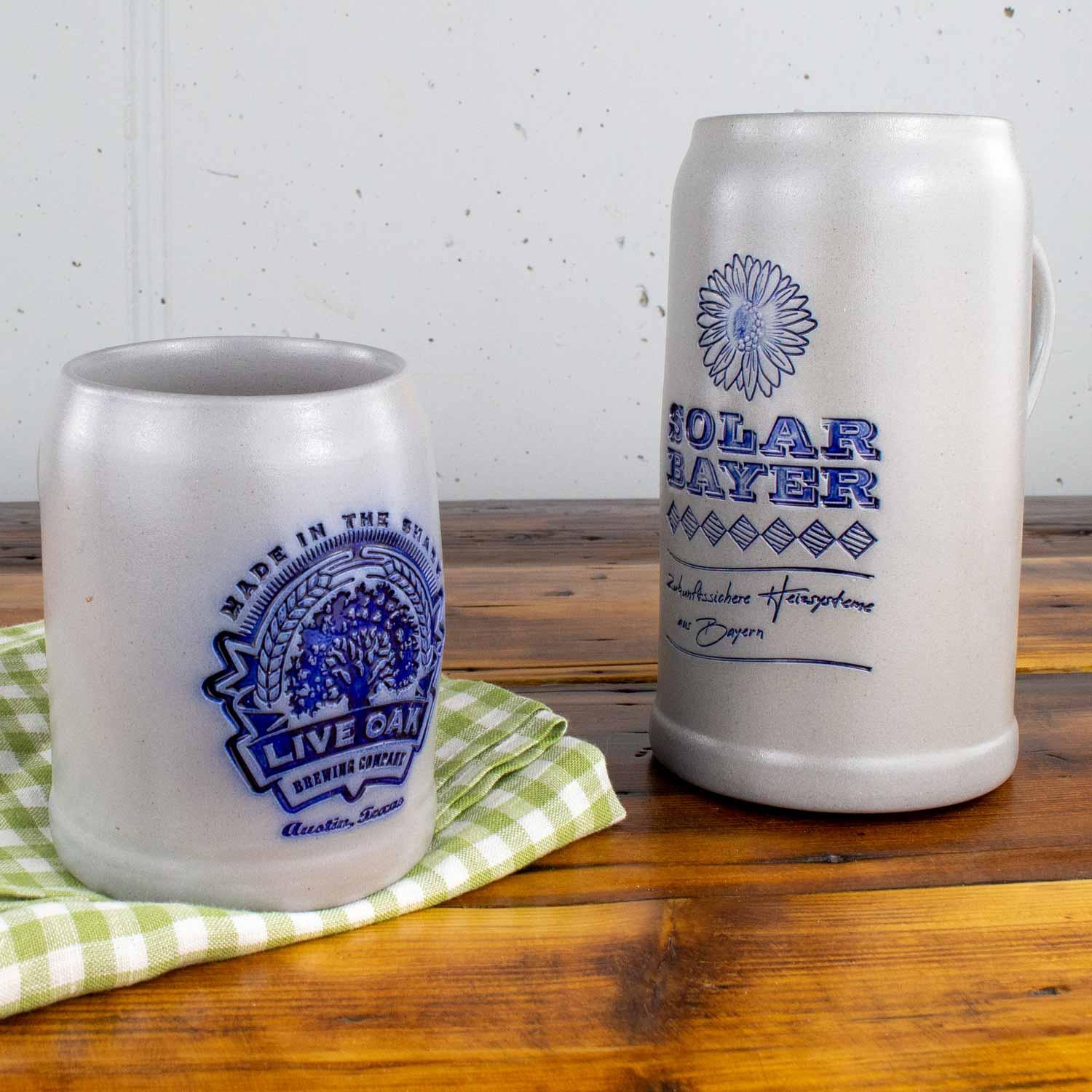 Salzglasierter Bierkrug aus Keramik mit graviertem Schriftzug, bauchiger Form und Henkel, Einzelanfertigung, 0,5 l.