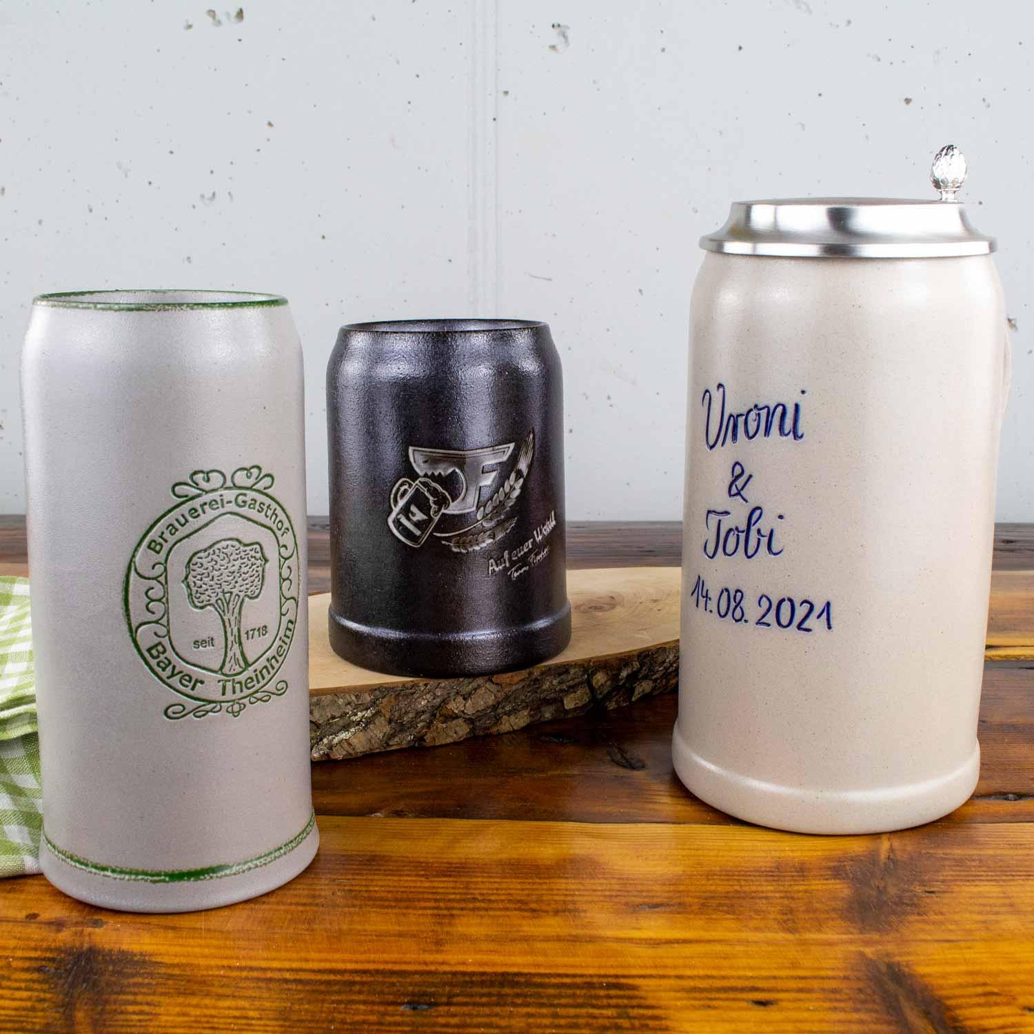 Hellgrauer Steinkrug mit graviertem Schriftzug, Zinndeckel und personalisierbarem Logo, Fassungsvermögen 0,5 Liter.