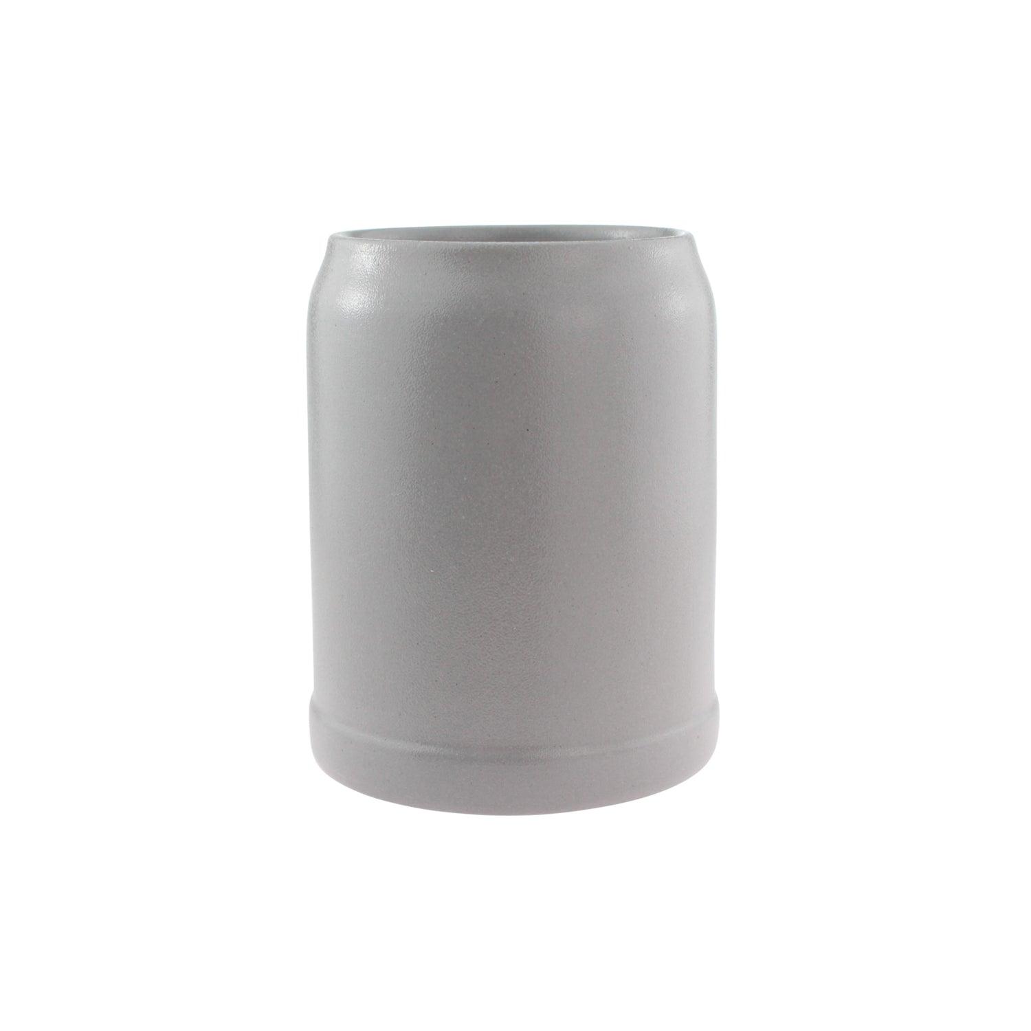 Salzglasierter Bierkrug aus Steinzeug mit dunkelblauer Gravur, zylindrischer Form und Henkel, personalisierbar.