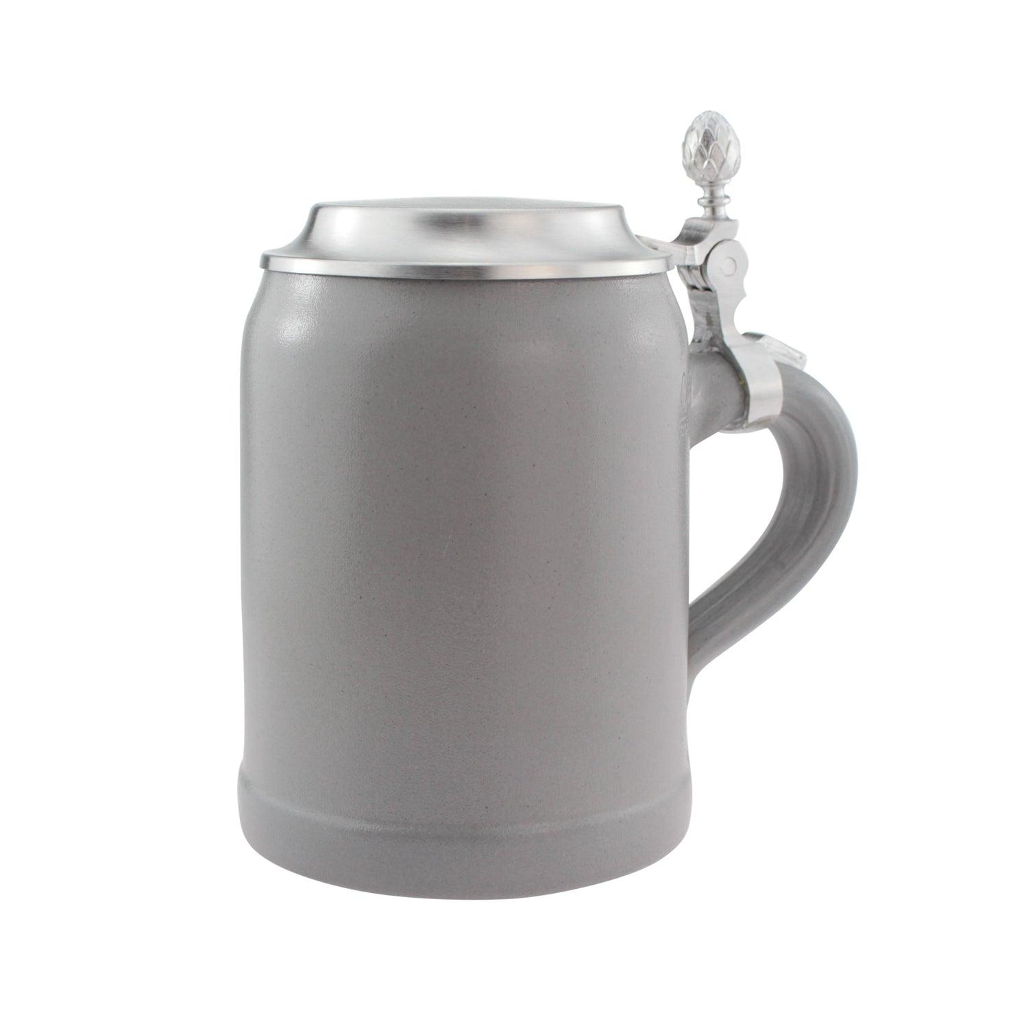 Hellgrauer Steinkrug mit graviertem Schriftzug und Zinndeckel, individuell personalisierbar, 0,5 Liter.