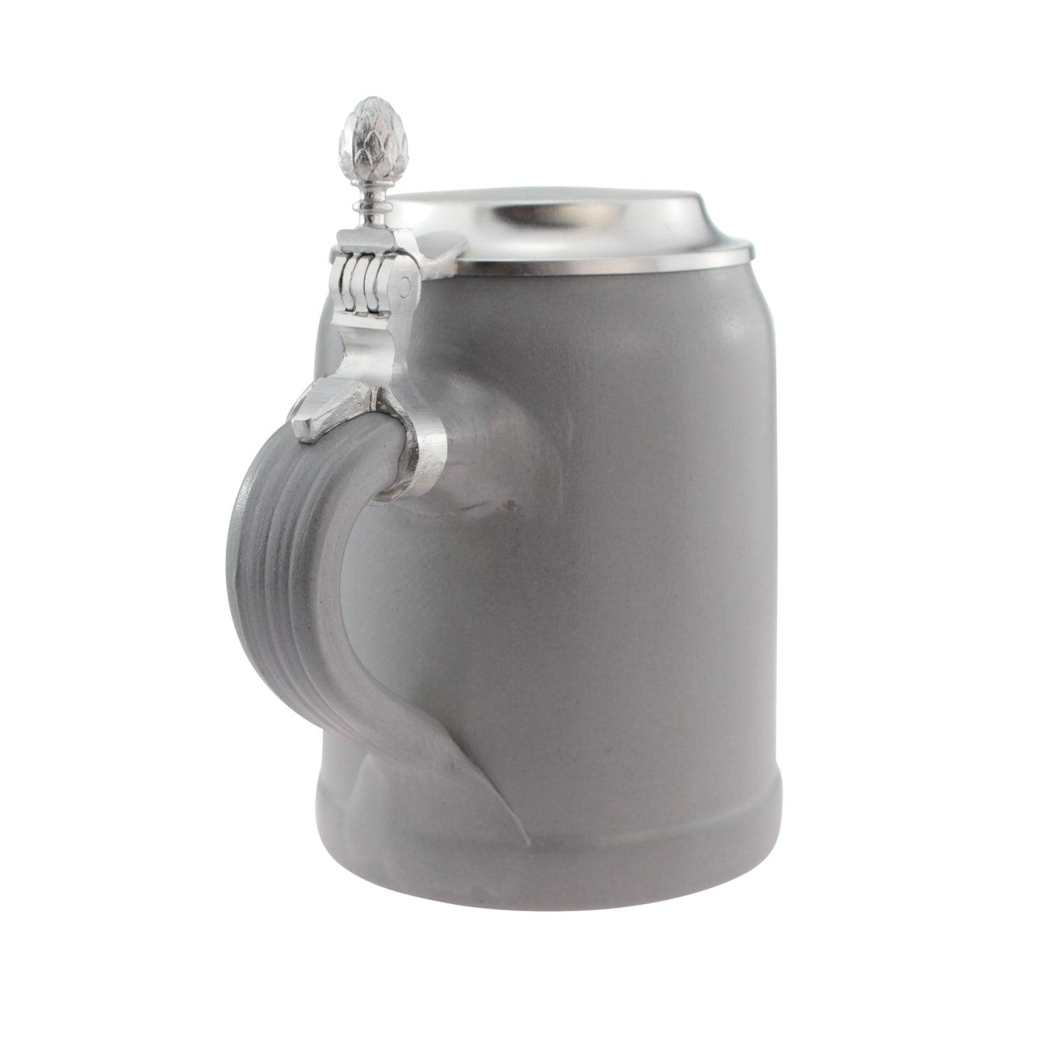 Hellgrauer Steinkrug mit Zinndeckel, bauchiger Form und individueller Gravur auf der Vorderseite, 0,5 Liter.
