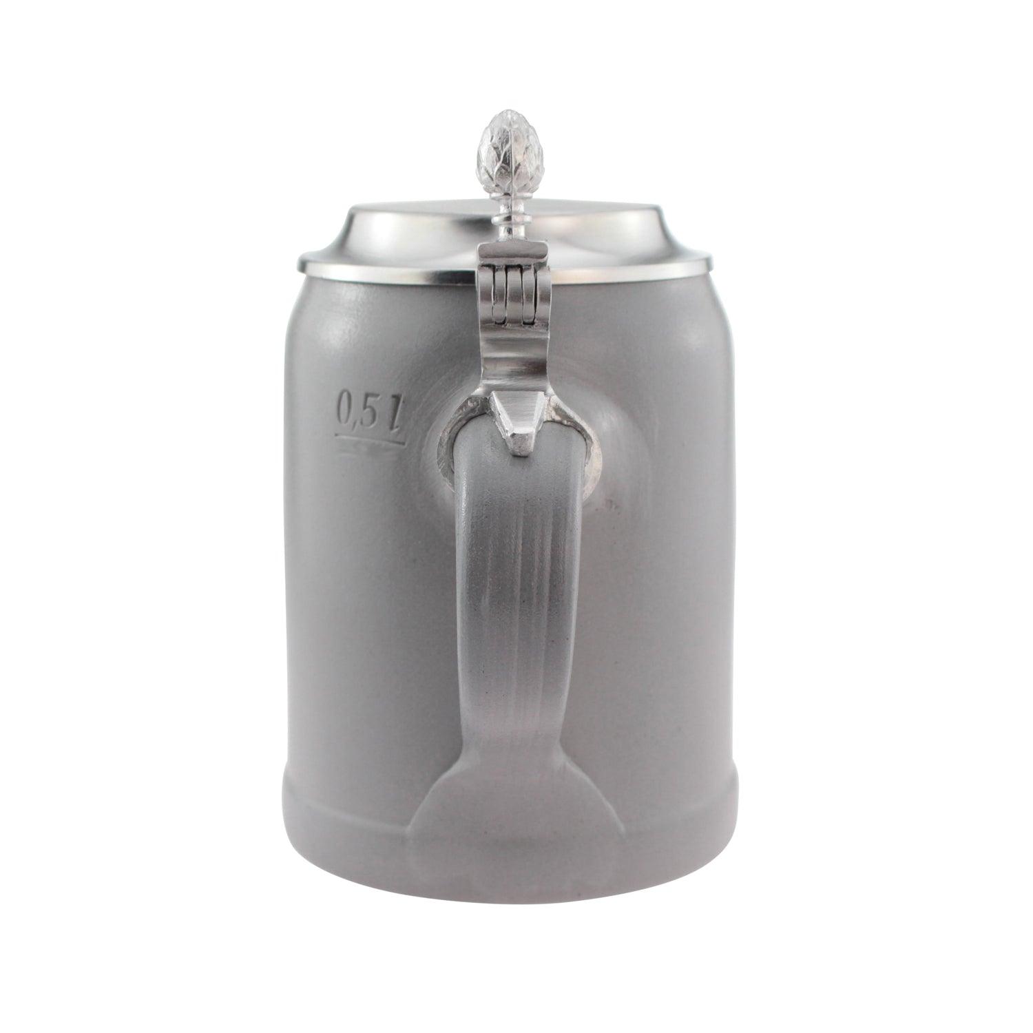 Personalisierter, hellgrauer Steinkrug mit Gravur und Zinndeckel, runde Form, Fassungsvermögen 0,5 Liter.