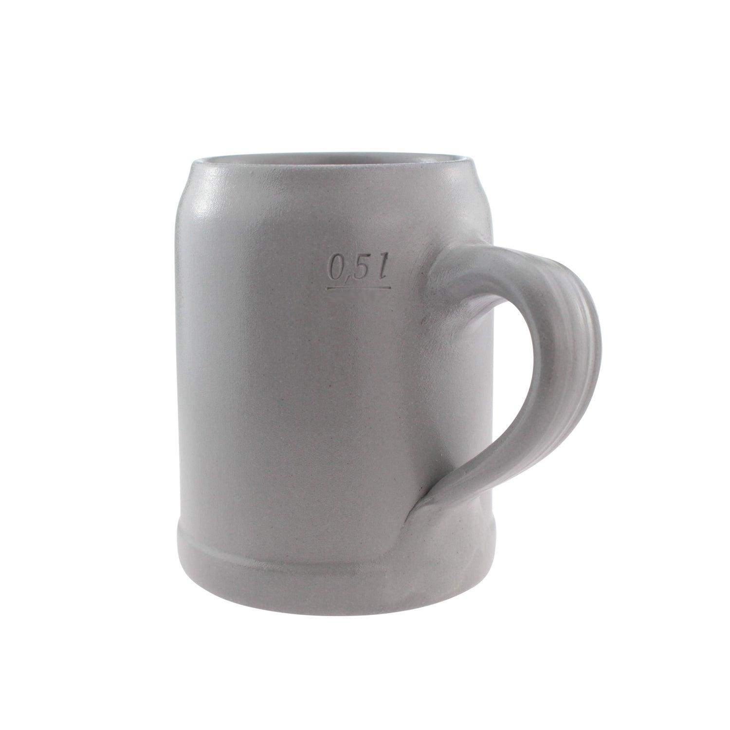 Salzglasierter Bierkrug aus Steinzeug in Hellgrau mit schwarzer Gravur und Henkel, Einzelanfertigung, 0,5 L.