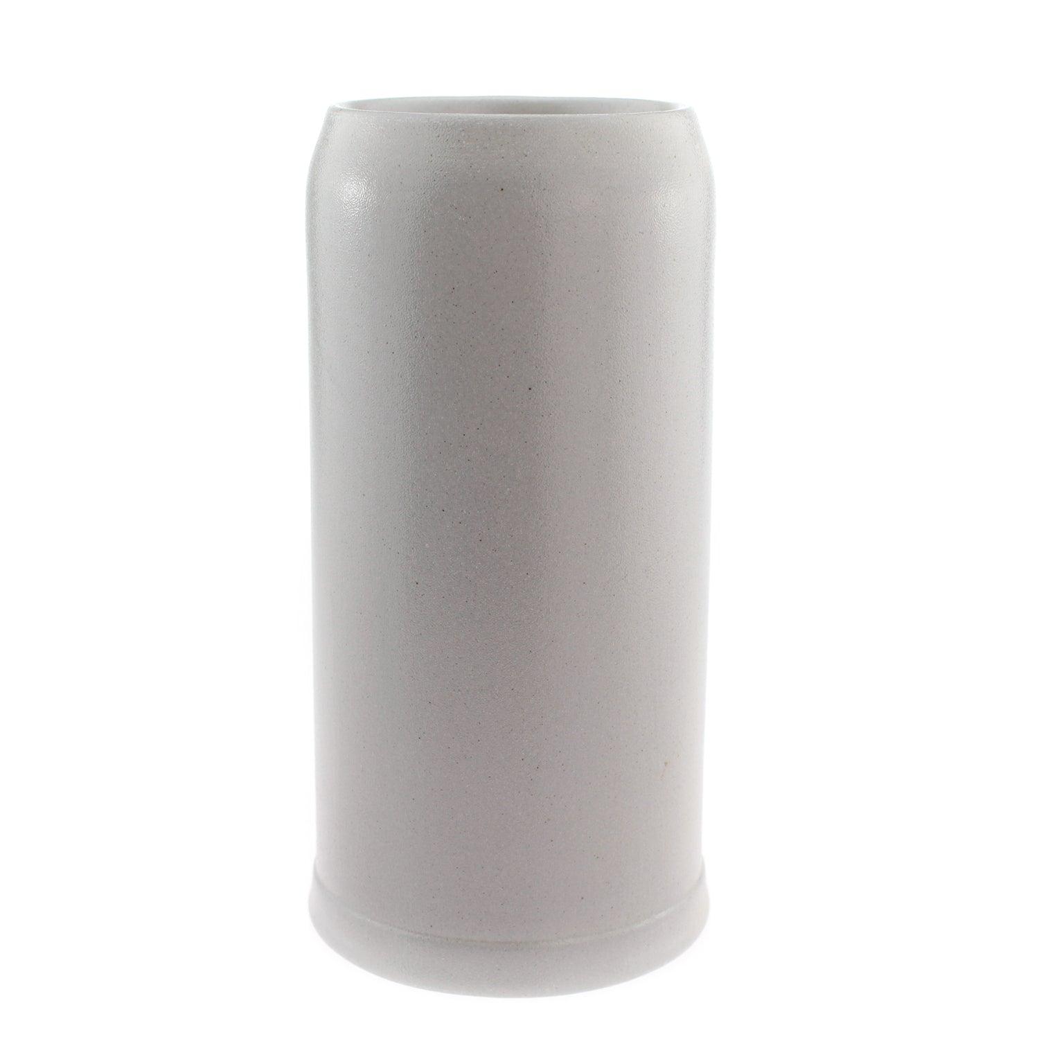 Handgefertigter, salzglasierter Steinkrug in Grau mit geprägtem Schriftzug, bauchiger Form und Henkel, 0,5 Liter.