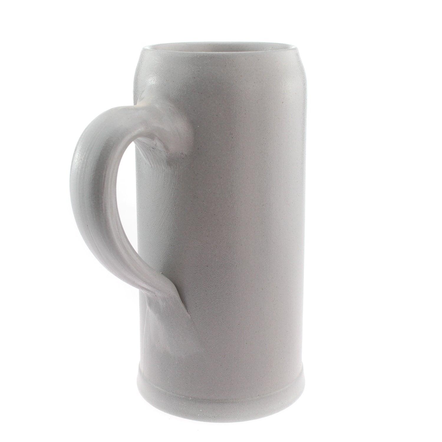 Salzglasierter Bierkrug aus Steinzeug mit Relief-Prägung, Henkelgriff und bauchiger Form, 0,5 Liter.