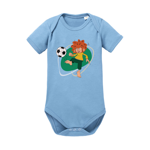 Hellblauer Baby-Body mit kurzärmlig, Aufdruck von Pumuckl in Fußball-Action mit Ball.