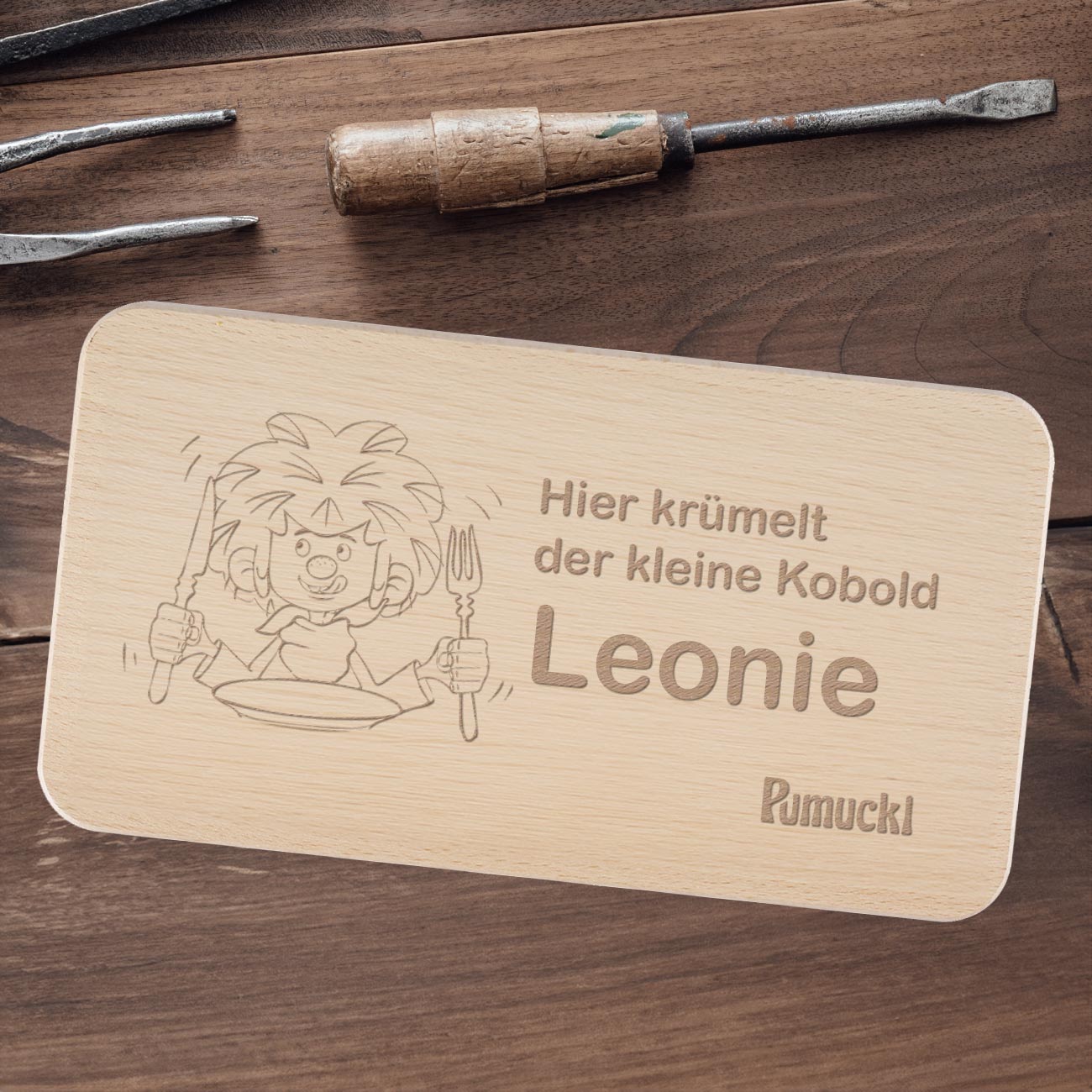 Rechteckiges Frühstücksbrett aus hellem Buchenholz mit Pumuckl-Motiv und individuell graviertem Namen.