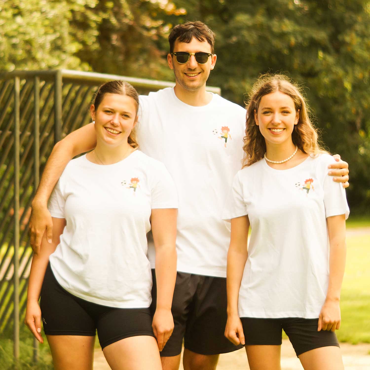 Pumuckl Herren T-Shirt mit Fußball-Motiv vorn und Rückenprint "Pumuckl 82", aus 100 % Bio-Baumwolle.