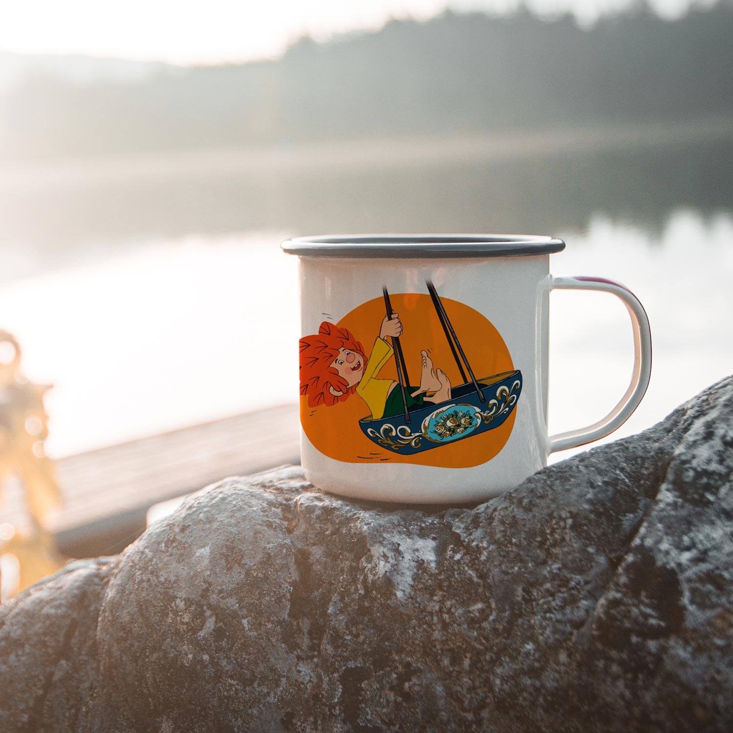 Weiße Emaille-Tasse mit blauem Rand und buntem Pumuckl-Motiv auf Schiffschaukel, Fassungsvermögen ca. 350 ml.