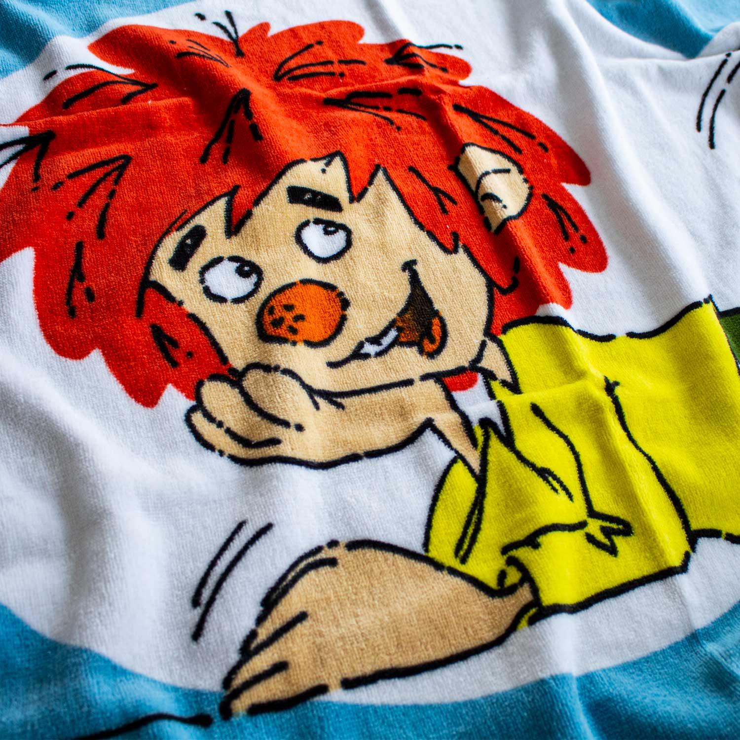 Pumuckl Badetuch XXL Nahaufnahme des lachenden Pumuckl-Motivs auf einem weichen Stofftuch mit fröhlichen Farben.