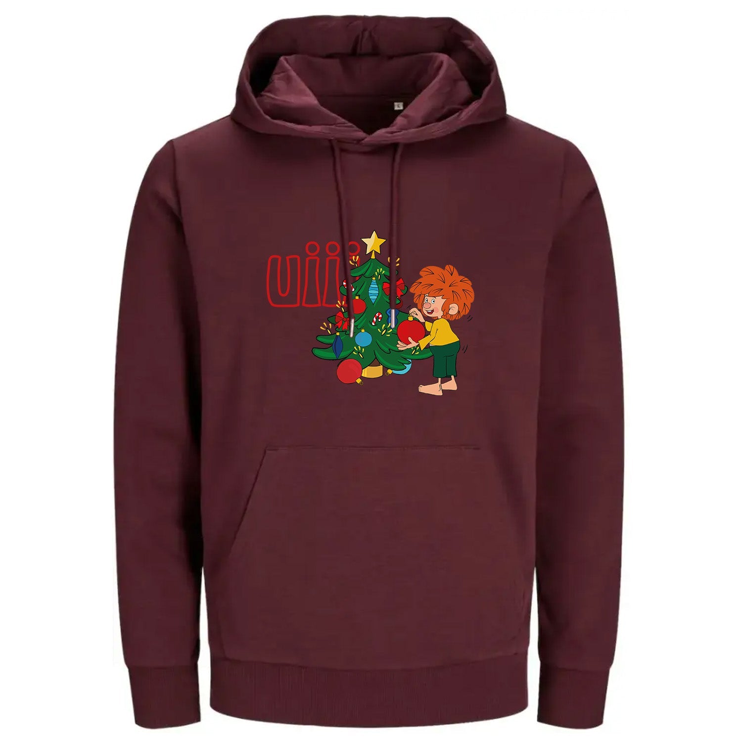 Burgunderroter Pumuckl Hoodie "uiii Weihnachten" mit Elfenmotiv, das einen Weihnachtsbaum schmückt.