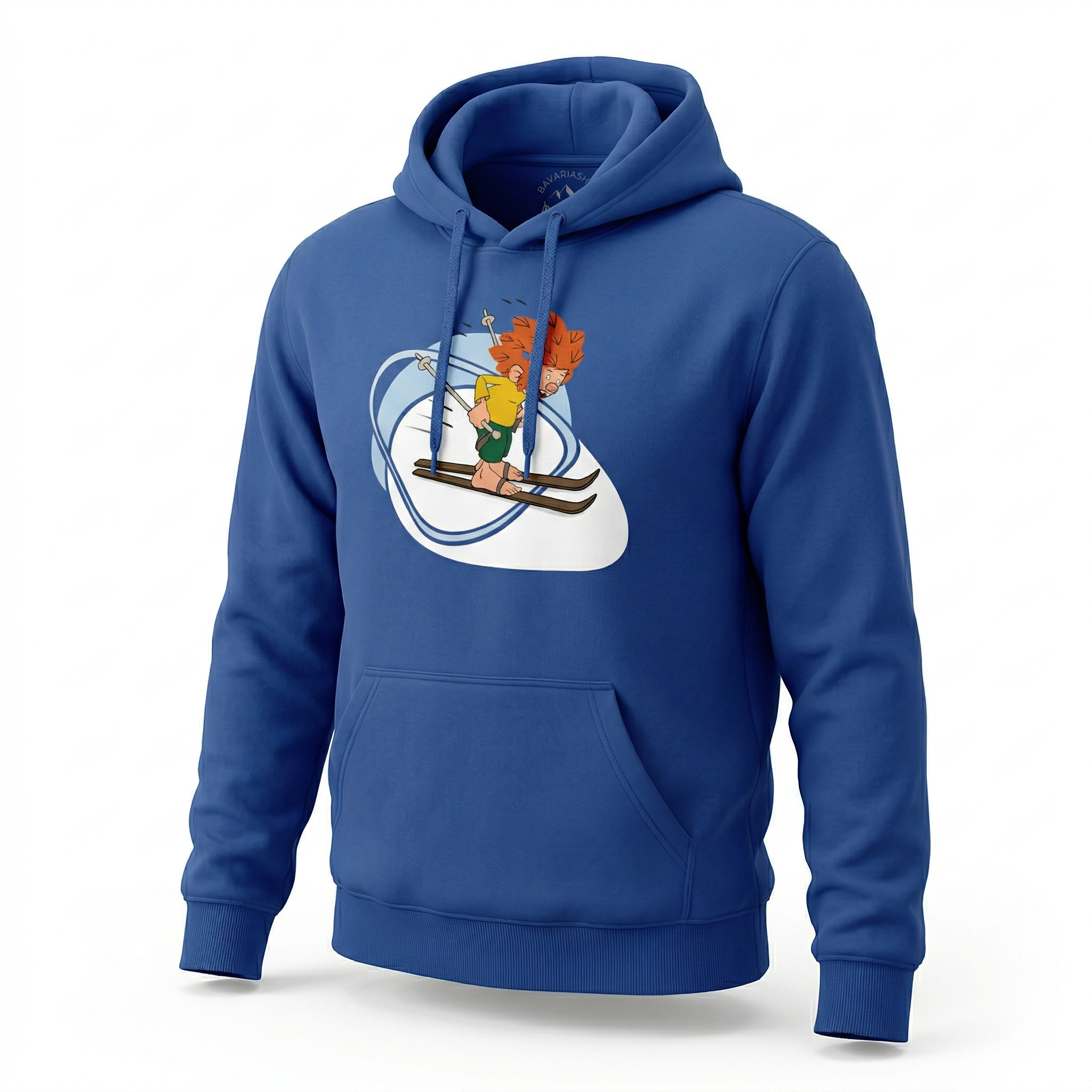 Blauer Kinder-Hoodie mit lustigem Pumuckl-Motiv beim Skifahren auf hellem Hintergrund mit Schneeeffekt.