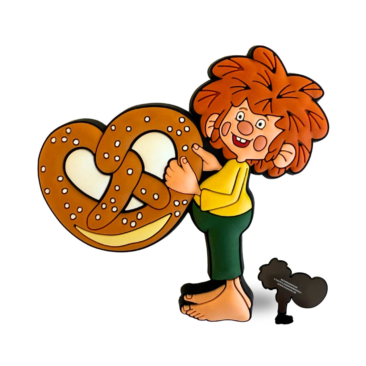 Pumuckl Magnete 3er Set: Kleiner Kobold mit rotem Haar hält eine große Brezel lächelnd in seinen Händen.