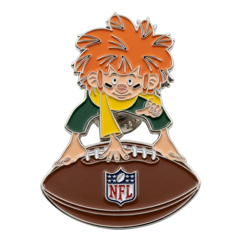 NFL x Pumuckl Pin Touchdown – Emaille-Anstecker: Pumuckl stützt sich auf einen braunen Football mit NFL-Logo, Fan-Pin zum NFL Munich Game 2026