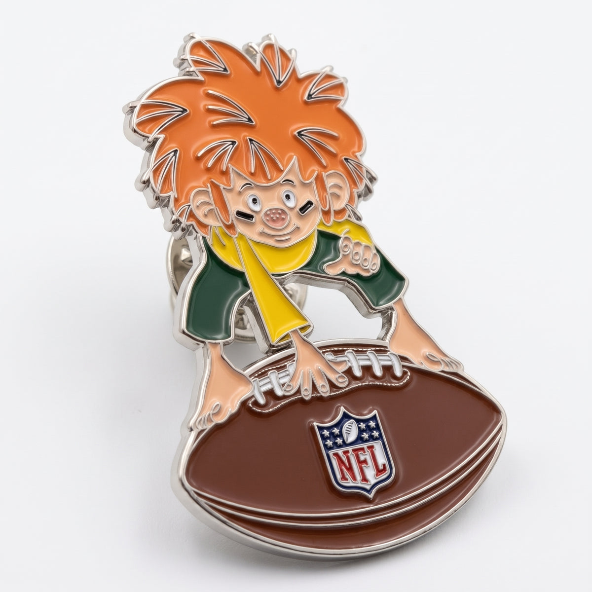NFL x Pumuckl Pin Touchdown schräg fotografiert – Emaille-Anstecker mit silberner Metallkante