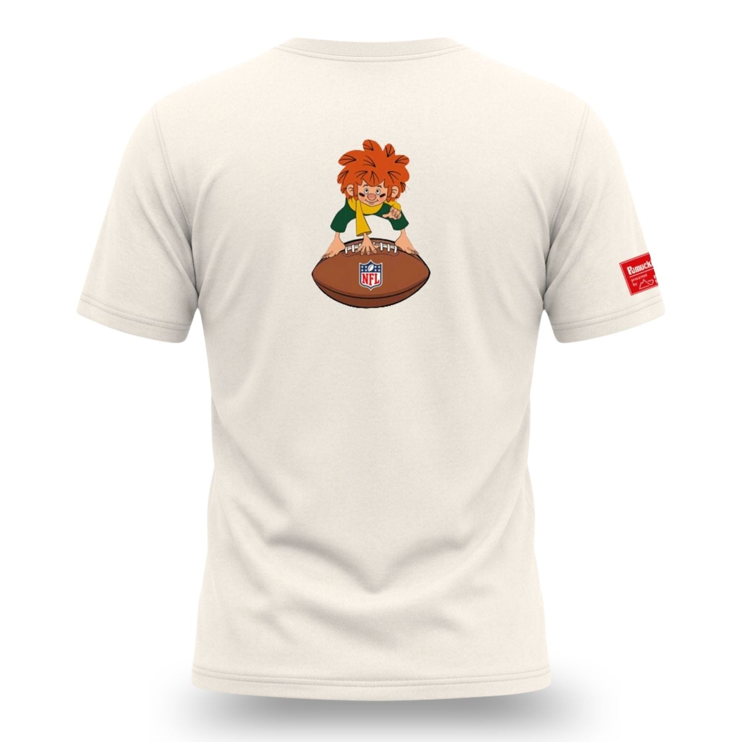 NFL x Pumuckl T-Shirt Touchdown in Weiß – Pumuckl mit rotem Haar und gelbem Schal sitzt auf einem NFL-Football
