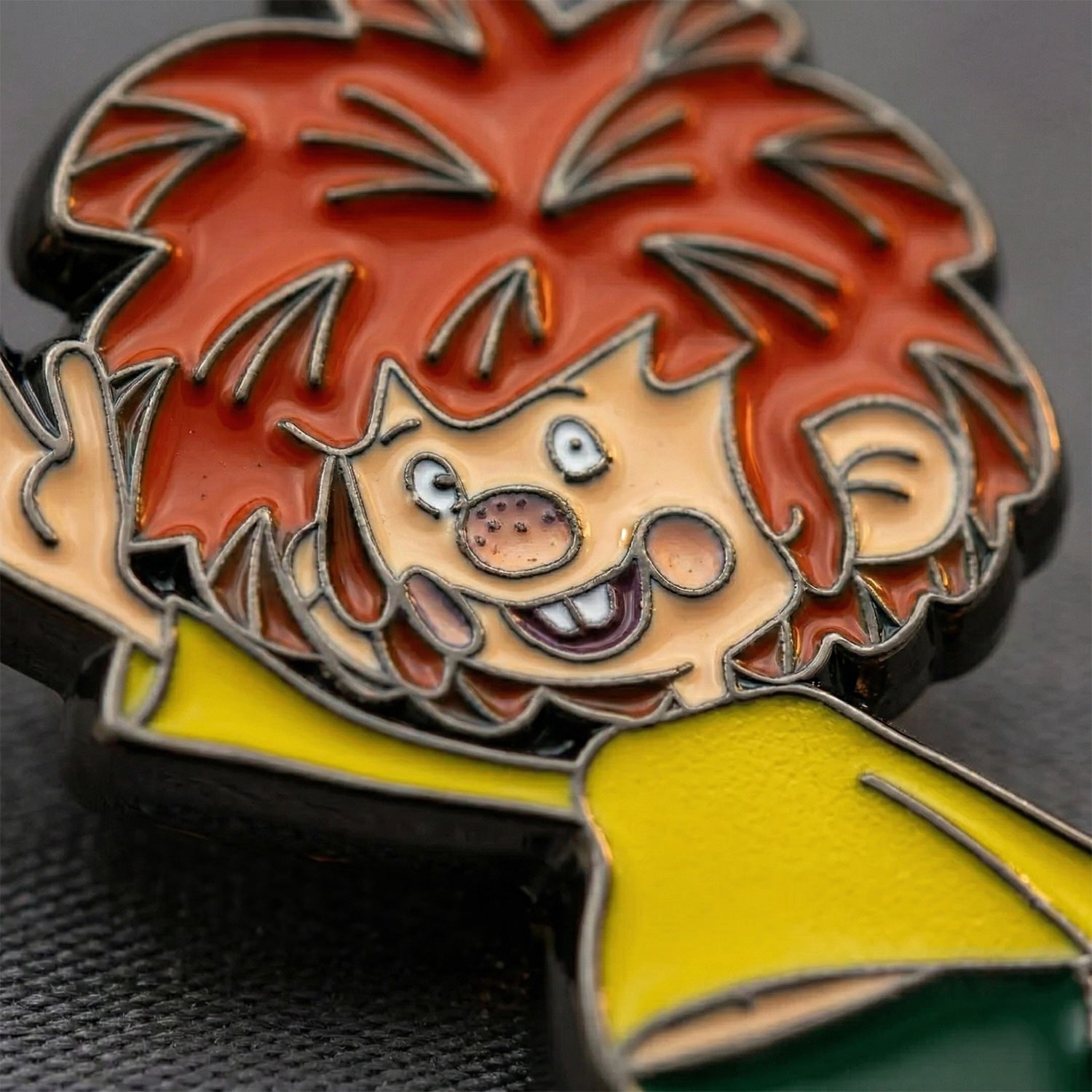 Email Pin von Pumuckl mit rotem Haar, Gelb- und Grüntönen, lächelnd und winkend, Sammelobjekt für Fans