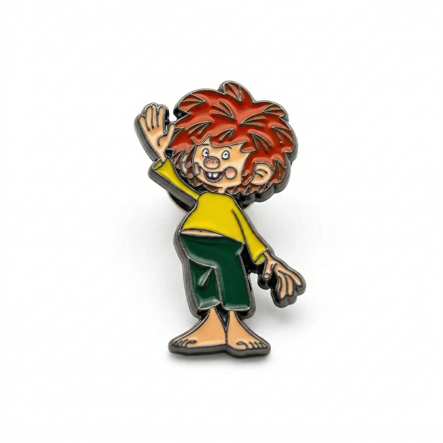 Farbenfroher Emaille-Pin von Pumuckl in Gelb und Grün, der mit der rechten Hand winkt.
