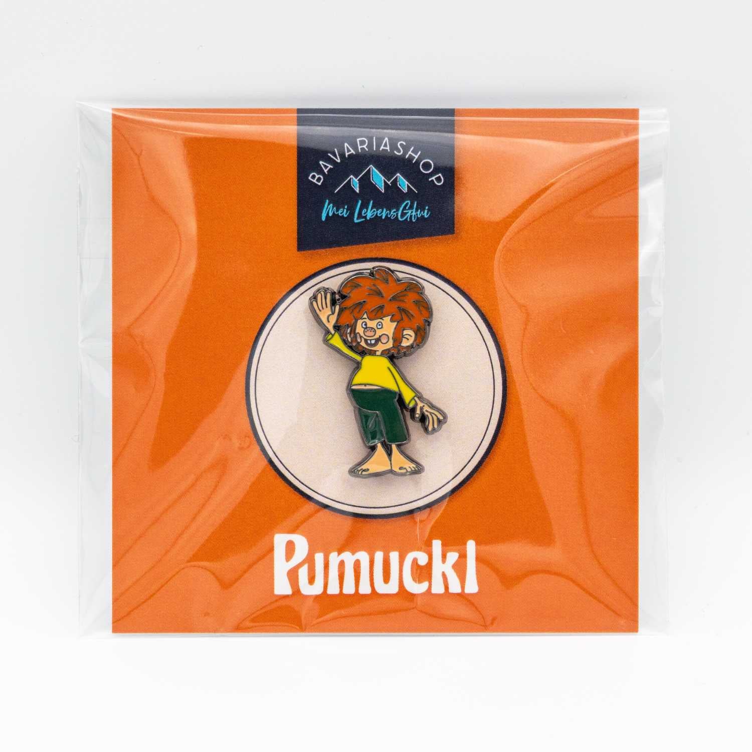 ®Pumuckl Servus Pin, Limited Edition, auf orangefarbenem Hintergrund, detaillierte Abbildung des Kobolds.