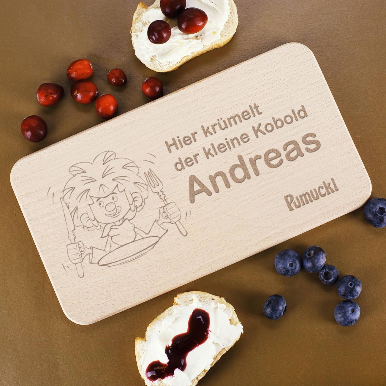 Rechteckiges Frühstücksbrett aus hellem Buchenholz mit Pumuckl-Motiv und gravierbarem Wunschtext, 22 × 12 cm.