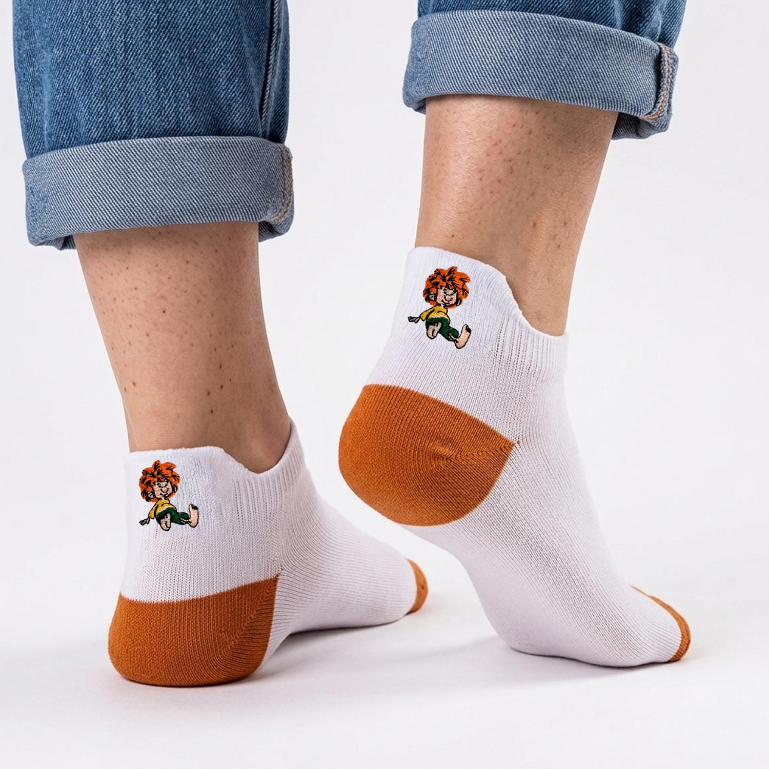 Weiße Sneaker Socken mit Pumuckl Grafik und brauner Zehen- sowie Fersenpartie in Nahaufnahme