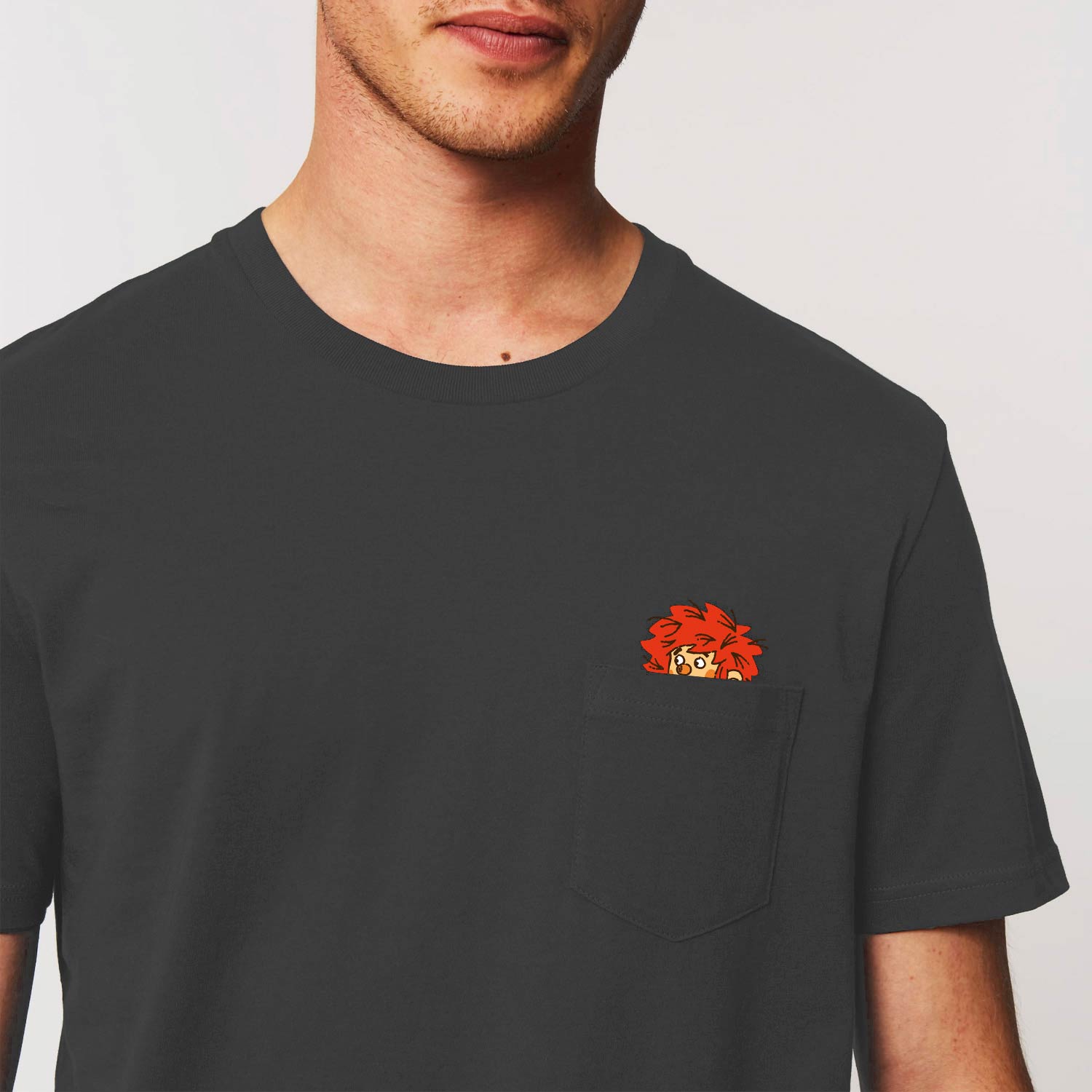 Dunkelgraues Unisex-T-Shirt aus Bio-Baumwolle mit Brusttasche und Pumuckl-Schriftzug im Siebdruck.