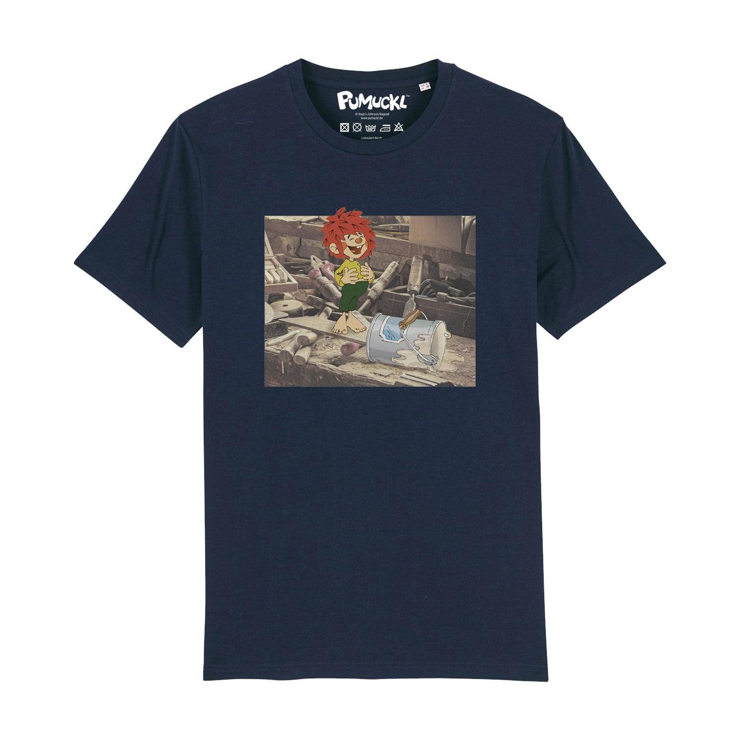 Dunkelblaues ®Pumuckl Herren T-Shirt "Werkstatt" mit Kobold inmitten von Holzspänen und verschütteter Farbe.