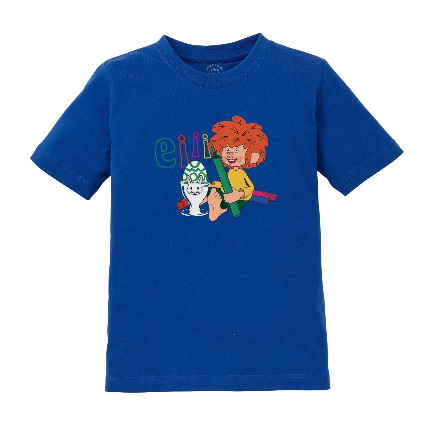 Blaues Kinder T-Shirt mit rothaarigem Pumuckl, der ein Osterei bemalt, darüber bunte Schrift "eiii".