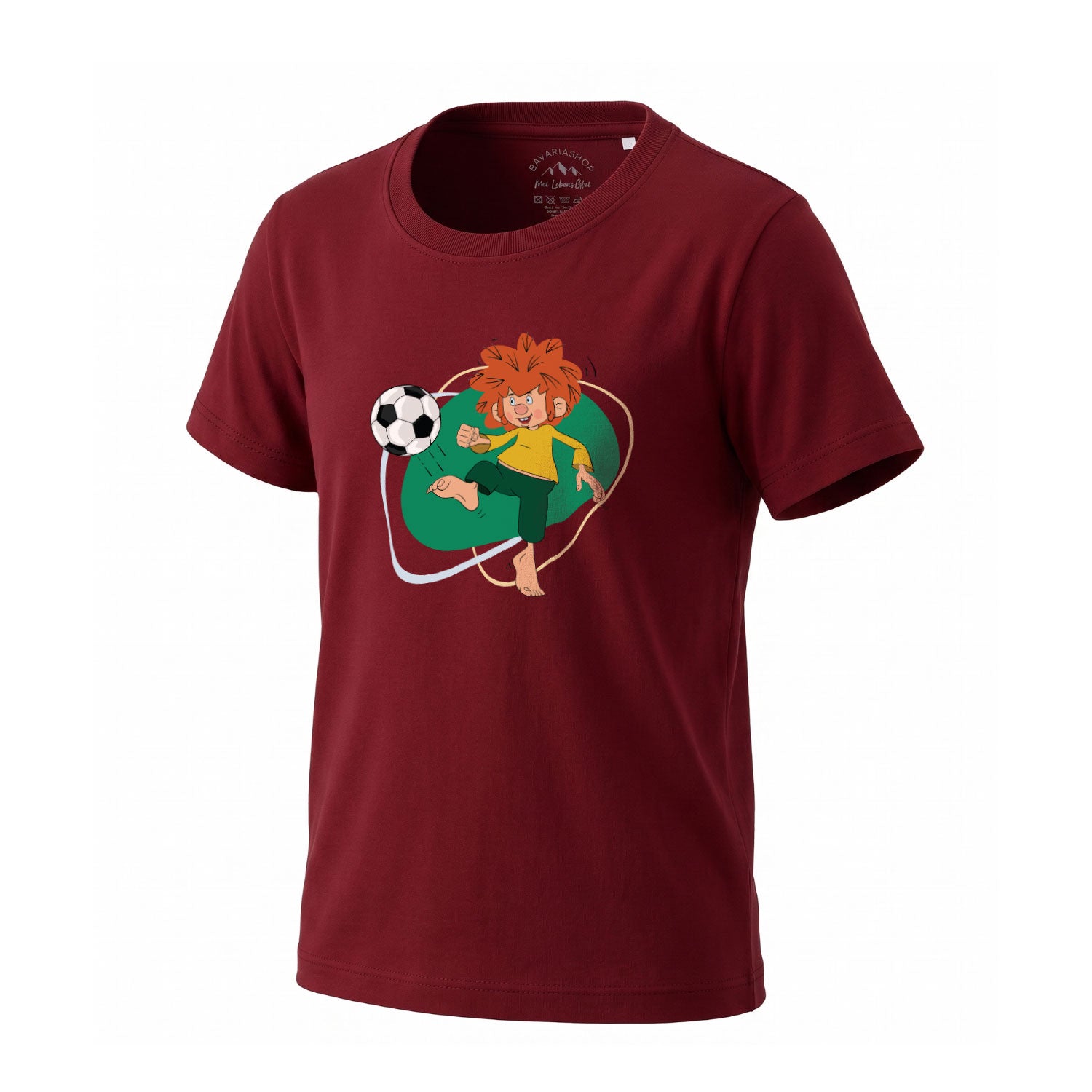 Bordeauxrotes Kinder-T-Shirt mit Pumuckl in gelbem Oberteil beim Fußballspielen, grüner Hintergrund.