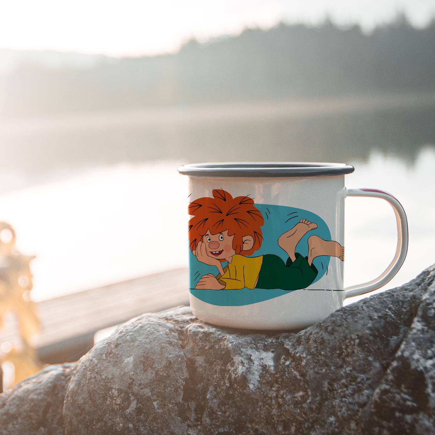 Emaille-Tasse mit Pumuckl-Motiv, weiß mit blauem Rand, rund, robuster Metallkörper, ca. 350 ml Fassungsvermögen.