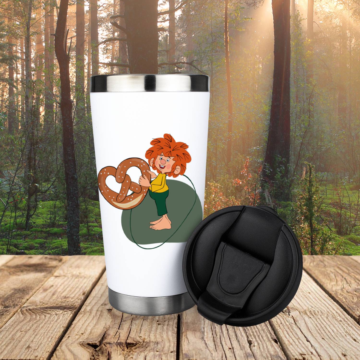 Weißer ®Pumuckl Thermo-Becher Breze mit Pumuckl und Brezel-Motiv, geöffneter schwarzer Deckel daneben, auf Holztisch in Natur.
