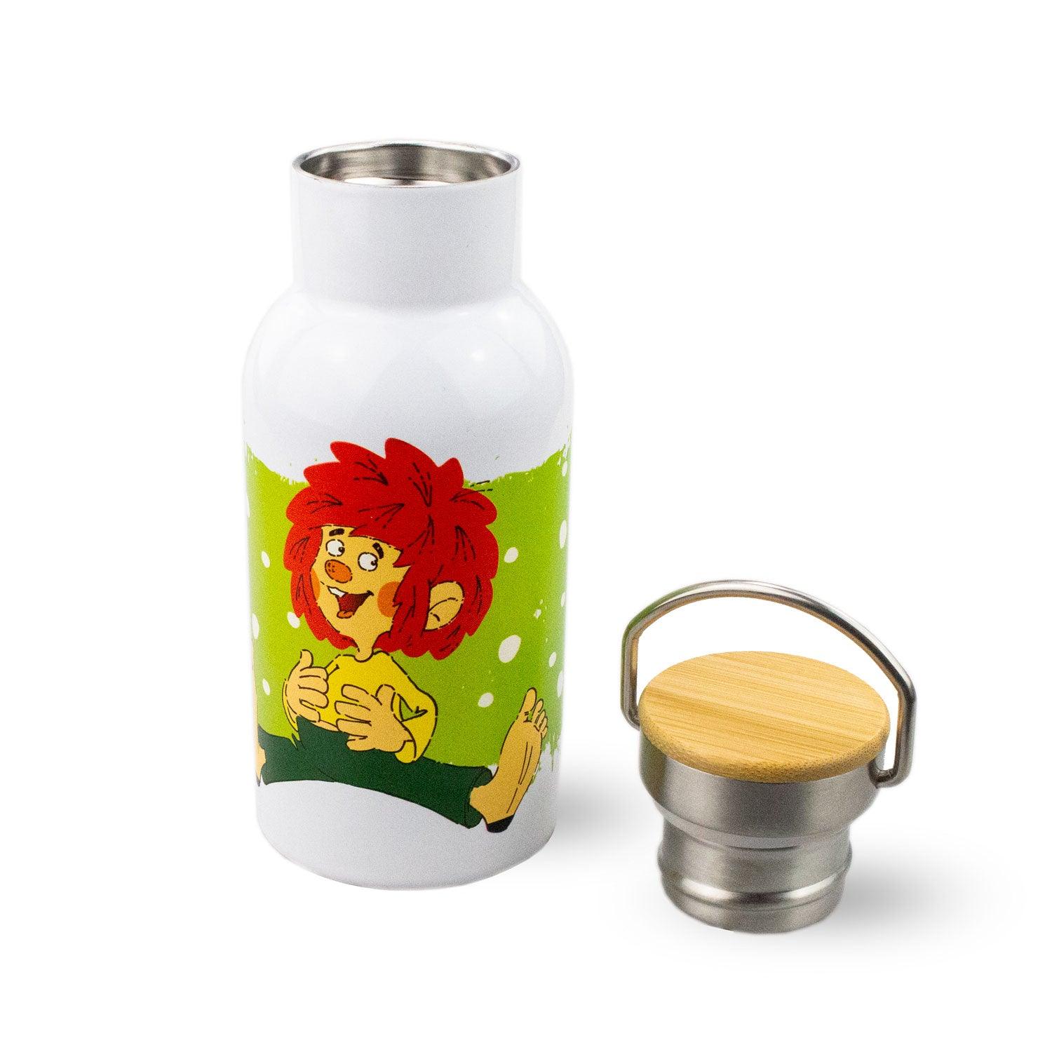 Weiße Pumuckl Thermo Trinkflasche aus Edelstahl mit lebendigem Motiv und offenem Bambusdeckel.