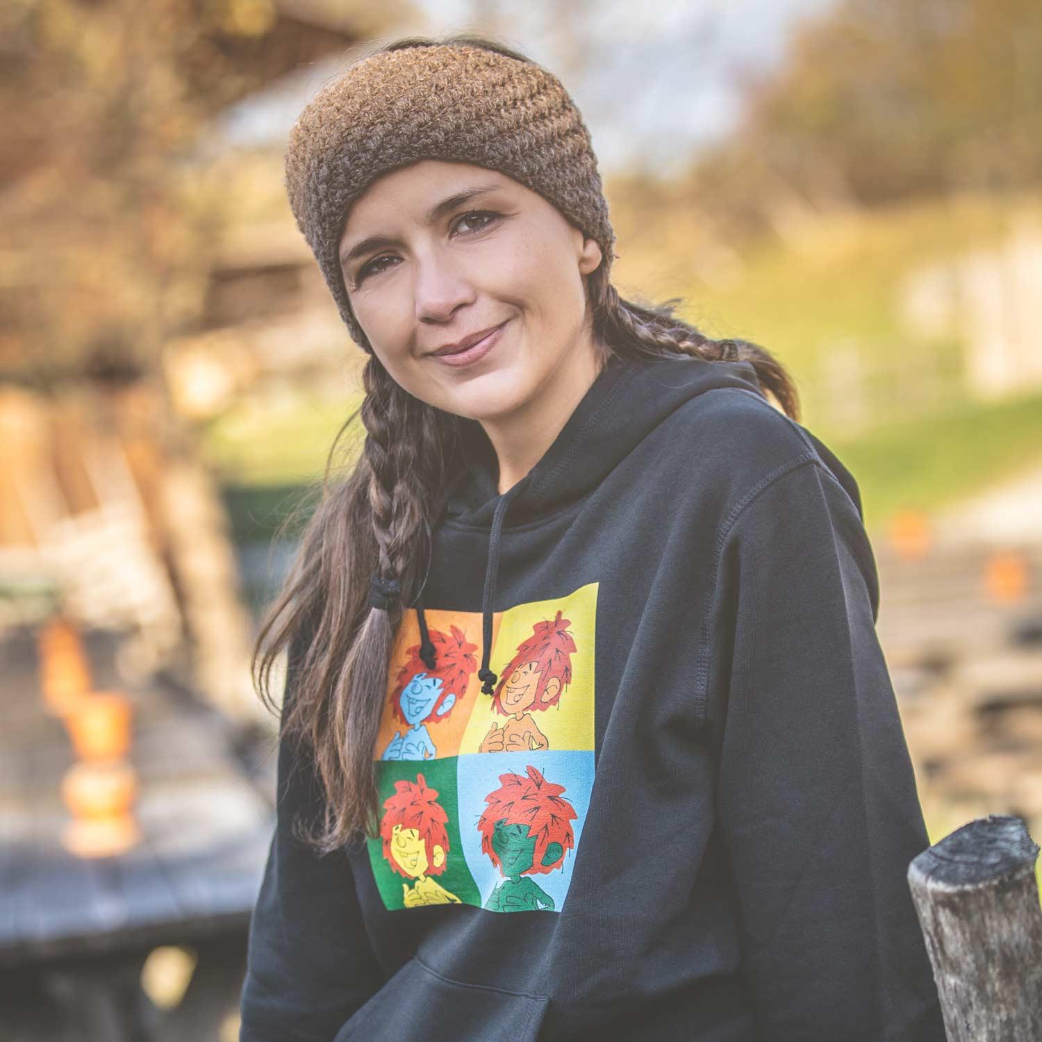 Damen Hoodie mit Pumuckl Pop-Art-Motiv auf der Vorderseite, Kapuze, Kordelzug, aus Bio-Baumwolle und recyceltem Polyester.