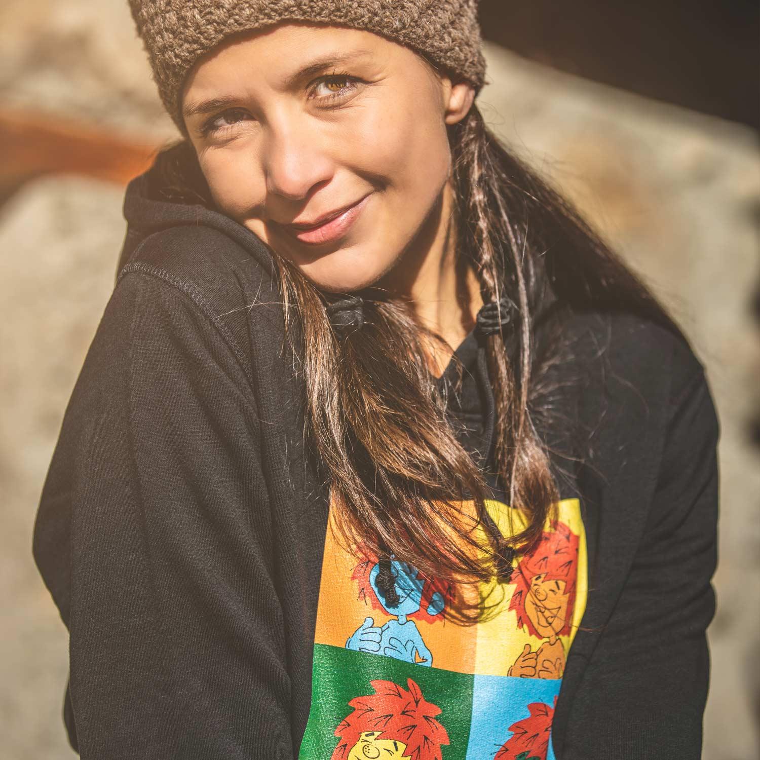 Damen Hoodie mit Pumuckl Pop-Art-Motiv auf der Brust, Kapuze mit Kordelzug, Kängurutasche, 85 % Bio-Baumwolle, 15 % Polyester.