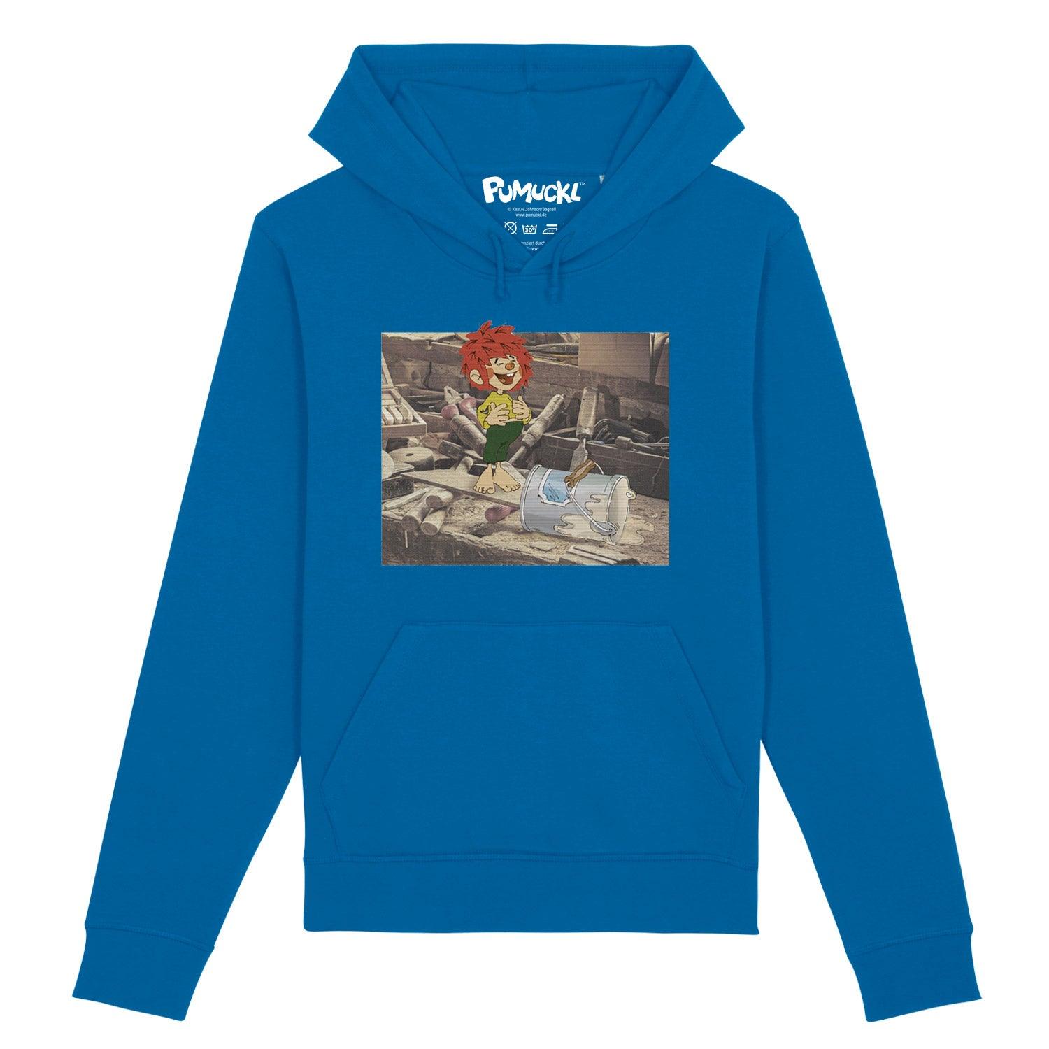 Damen Hoodie mit Pumuckl-Motiv und Werkstatt-Print in Retro-Optik, aus Bio-Baumwolle und recyceltem Polyester.