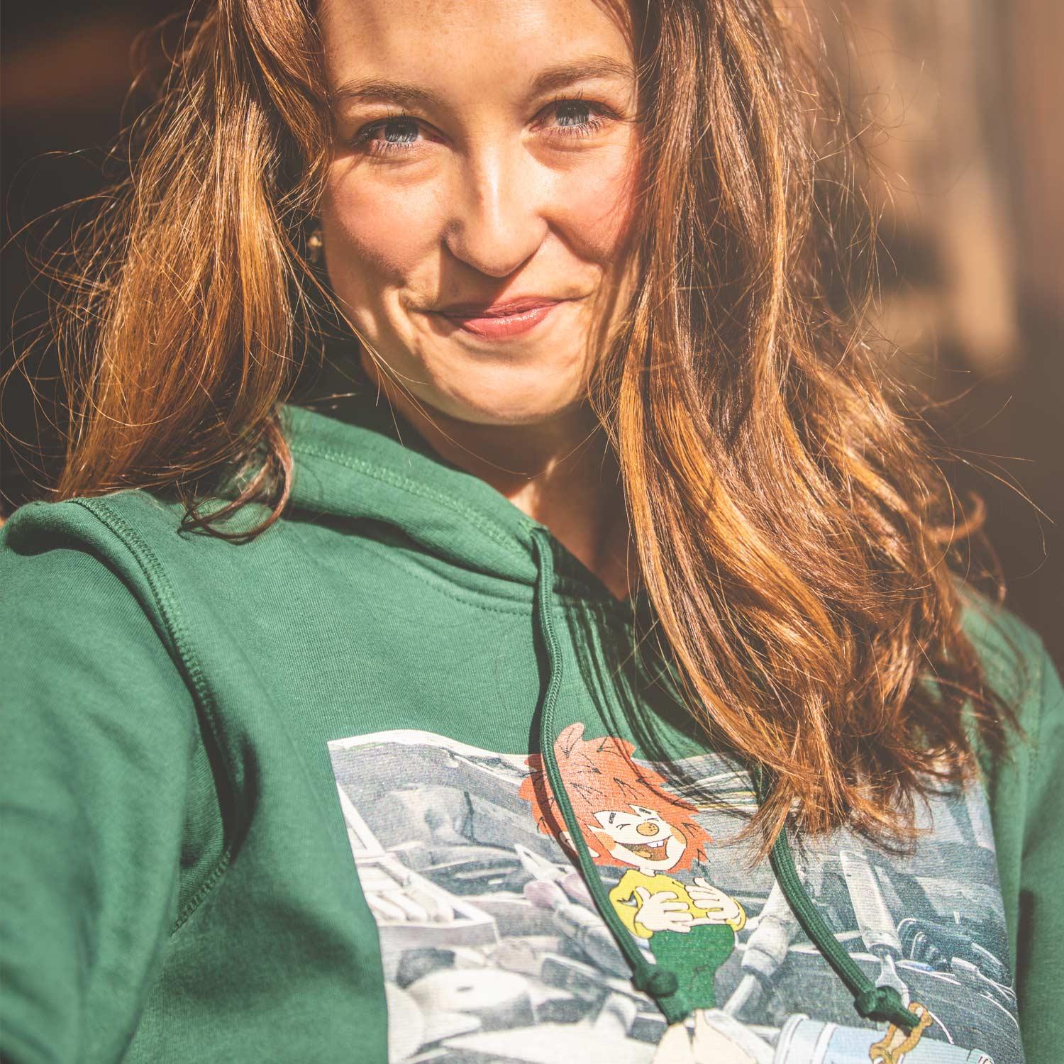 Damen Hoodie mit Pumuckl-Motiv in Retro-Optik, Kapuze und Kängurutasche, 85 % Bio-Baumwolle, 15 % recyceltes Polyester.