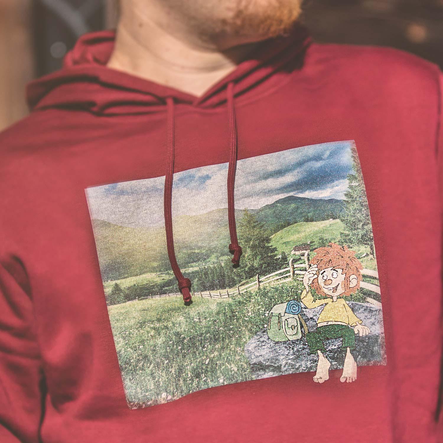 Herren Hoodie mit Pumuckl-Motiv und Retro-Schriftzug „Berg-Kobold“, mit Kapuze, Kordelzug und Kängurutasche; 85 % Bio-Baumwolle, 15 % recyceltes Polyester.