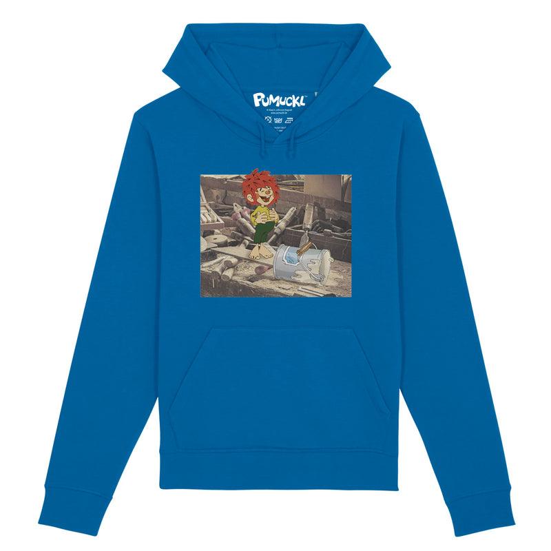 Herren Hoodie mit sichtbarem Pumuckl-Motiv und Werkstatt-Schriftzug, Retro-Optik, 85 % Bio-Baumwolle, 15 % recyceltes Polyester.