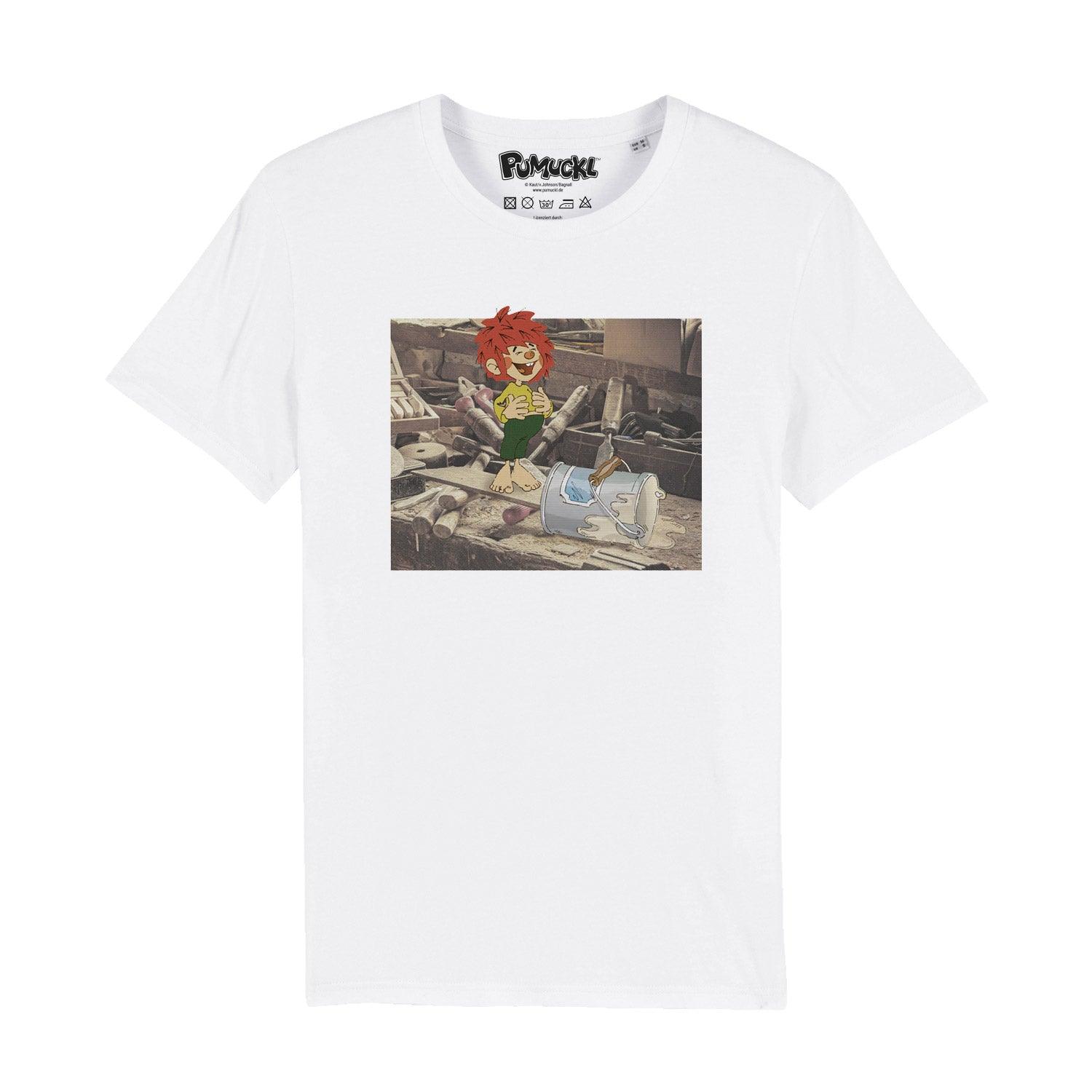 Herrenshirt mit Pumuckl-Motiv und Werkstatt-Szene in Retro-Optik, aus 100 % Bio-Baumwolle, 180 g/m² Grammatur.