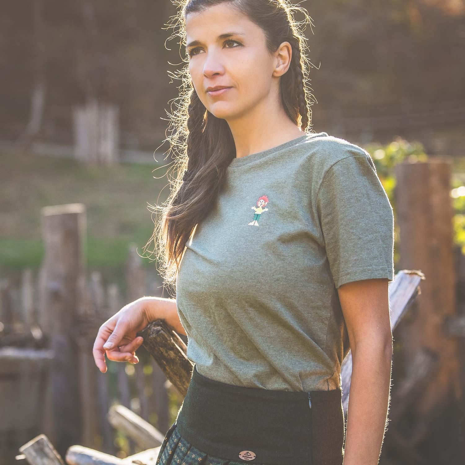 Unisex T-Shirt mit großflächigem Pumuckl-Motiv und Schriftzug, Siebdruck auf Bio-Baumwolle in Heather-Olive.