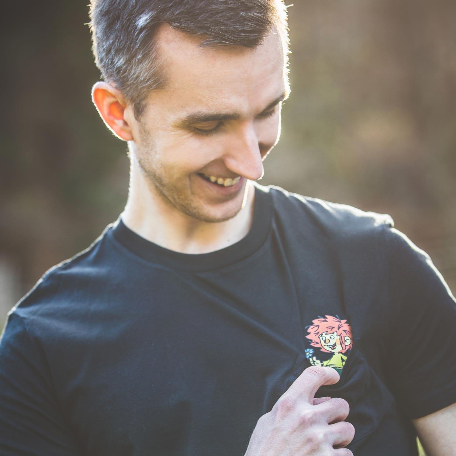Unisex T-Shirt mit Brusttasche und Pumuckl-Motiv, hochwertiger Siebdruck auf Bio-Baumwolle.