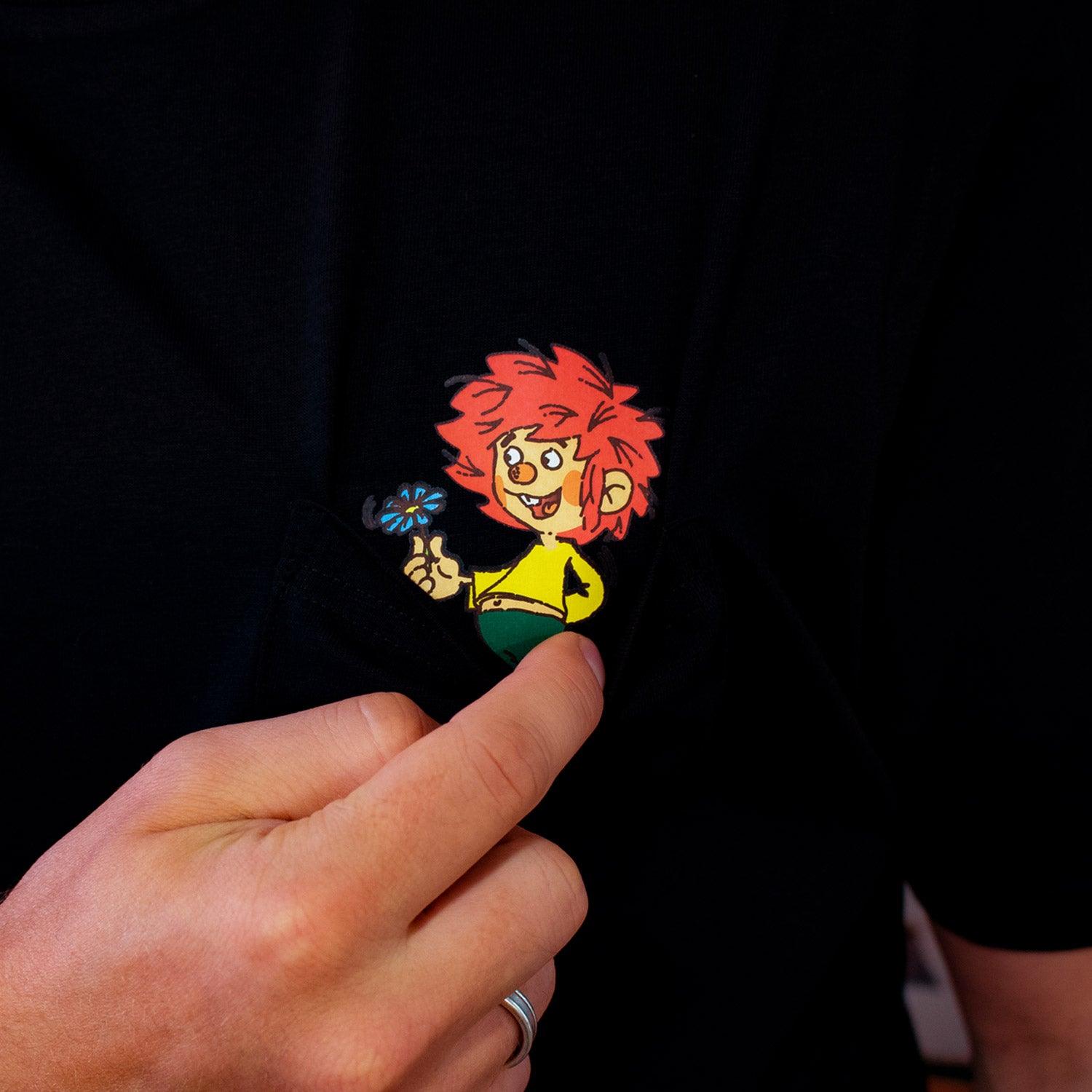 Unisex Bio-Baumwoll-T-Shirt mit Brusttasche und Pumuckl-Motiv, handbedruckt im hochwertigen Siebdruckverfahren.