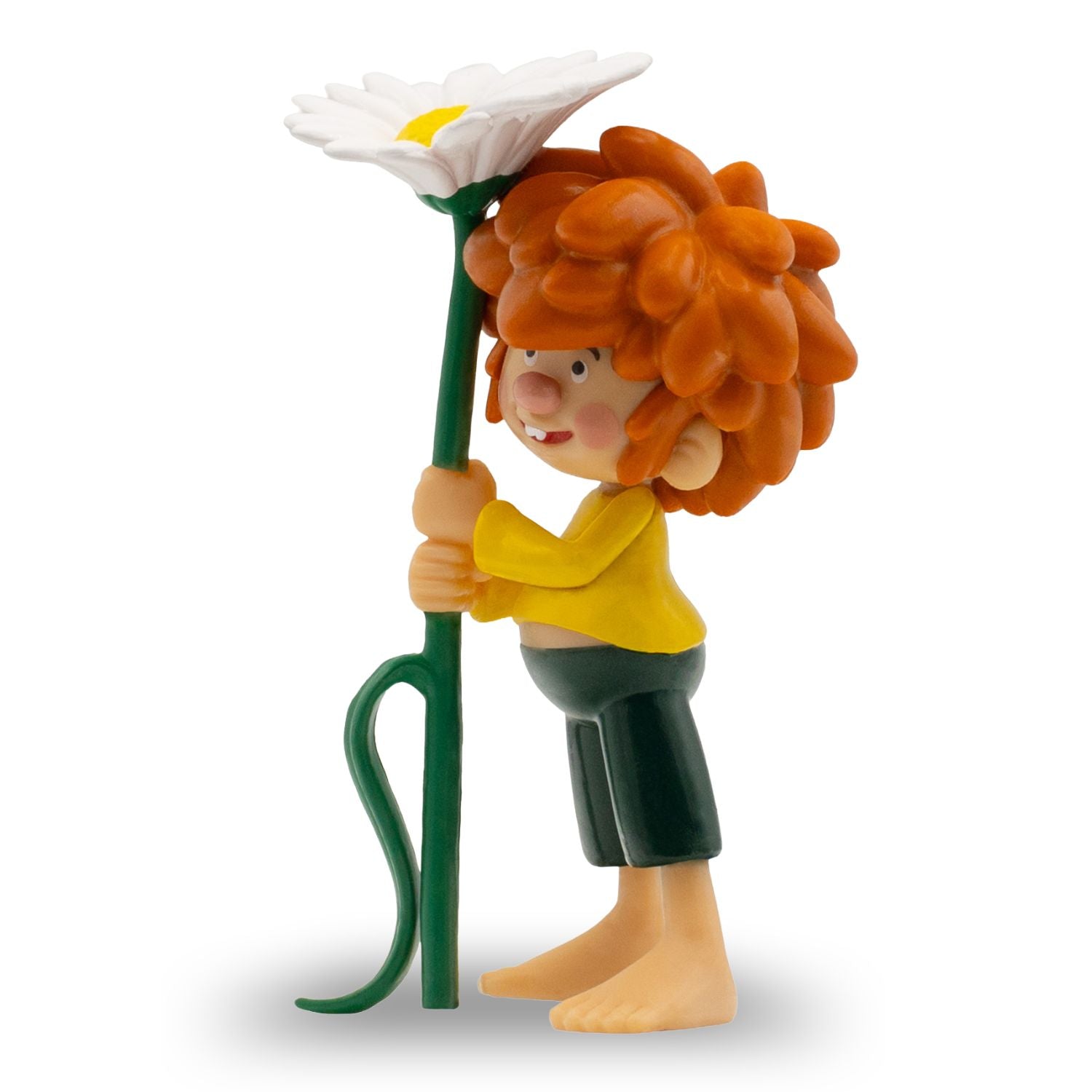 Pumuckl Figur mit rotem Haar, gelbem Hemd und schwarzer Hose, die eine große weiße Gänseblümchenblume in den Händen hält.