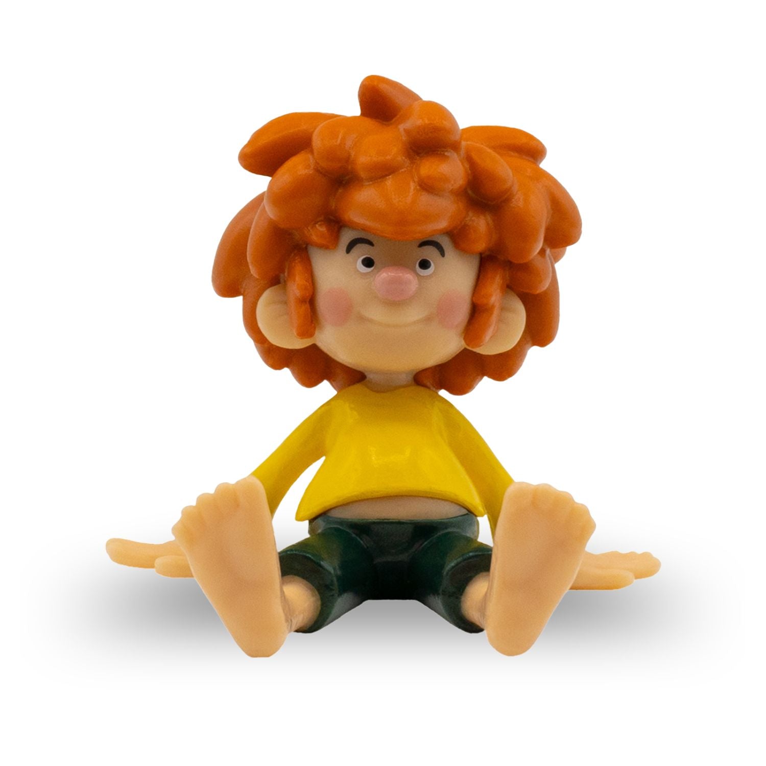 Sitzende Pumuckl Figur 5 cm mit rotem Haar, gelbem Oberteil und grüner Hose, barfuß.