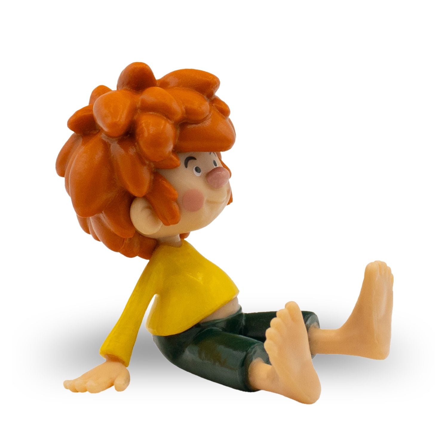 Sitzende Pumuckl Figur 5 cm mit rotem Haarschopf, gelbem Hemd, grüner Hose und nackten Füßen
