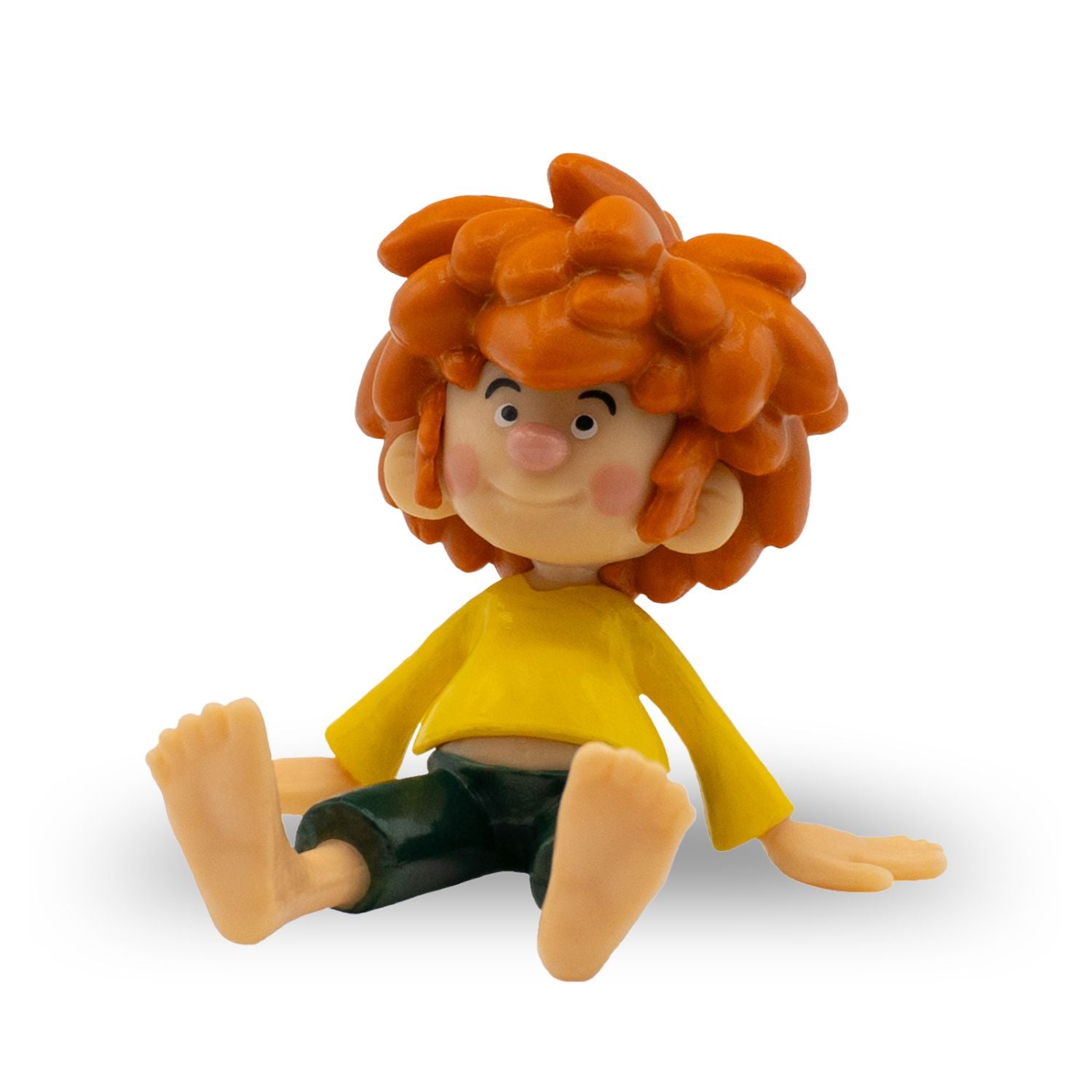 Sitzende Pumuckl Figur 5 cm mit rotem Haar, gelbem Hemd und grüner Hose, detailliert und farbenfroh.