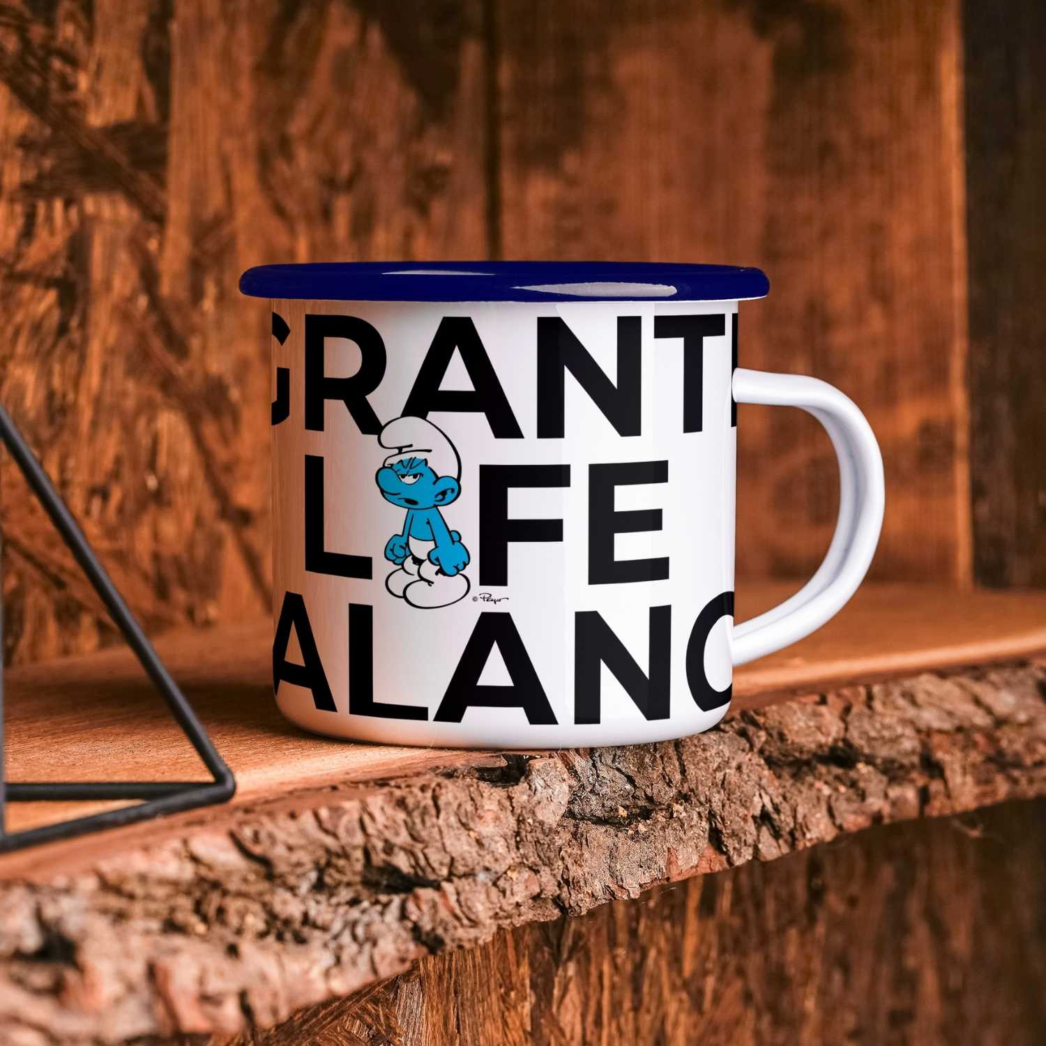 Die Schlümpfe Emailletasse Grantl life balance, weiß mit blauem Rand und Grantl Schlumpf Motiv.