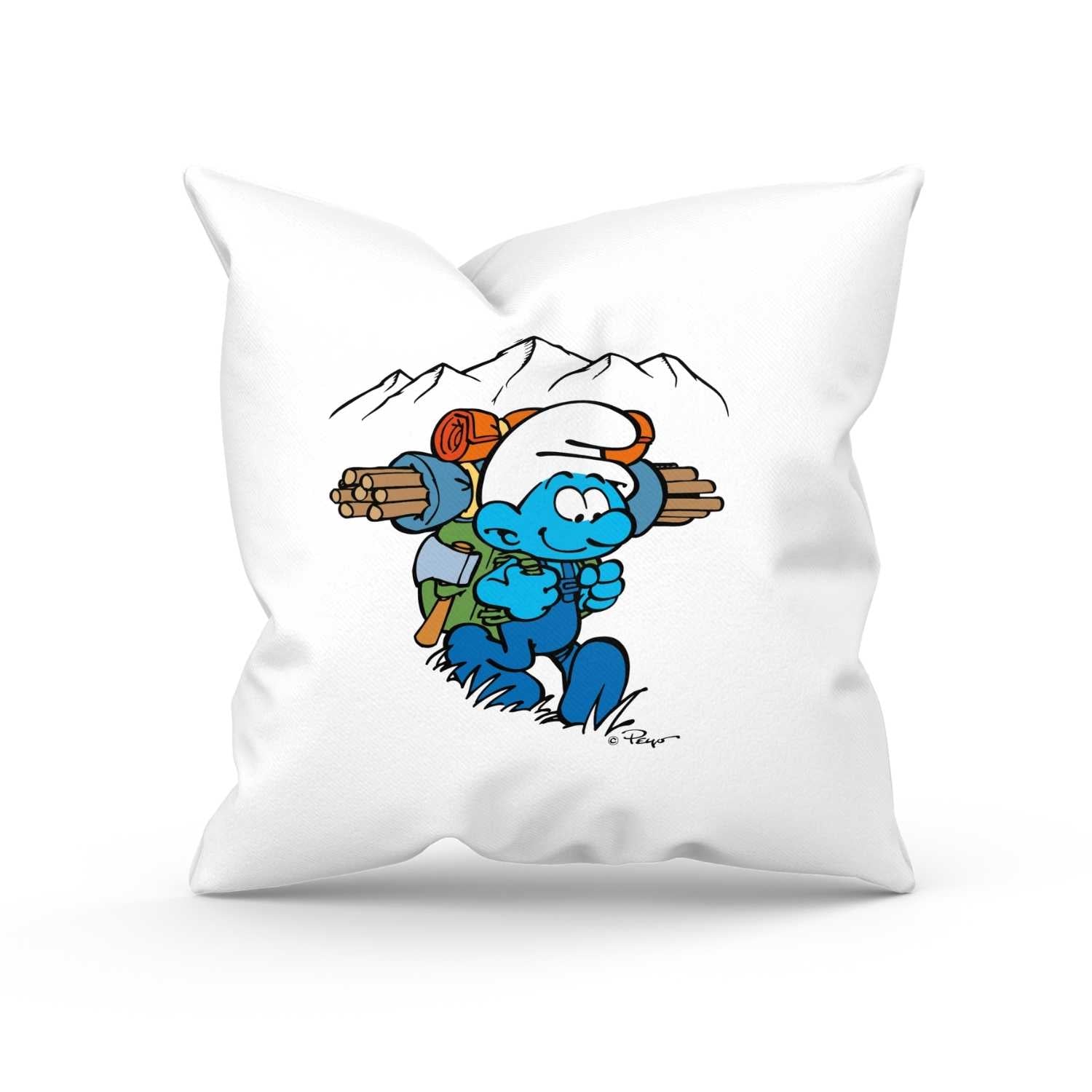 Weißes Die Schlümpfe Bergnarrisch Kuschelkissen mit Schlumpf als Holzfäller vor Bergkulisse, Rucksack und Axt.