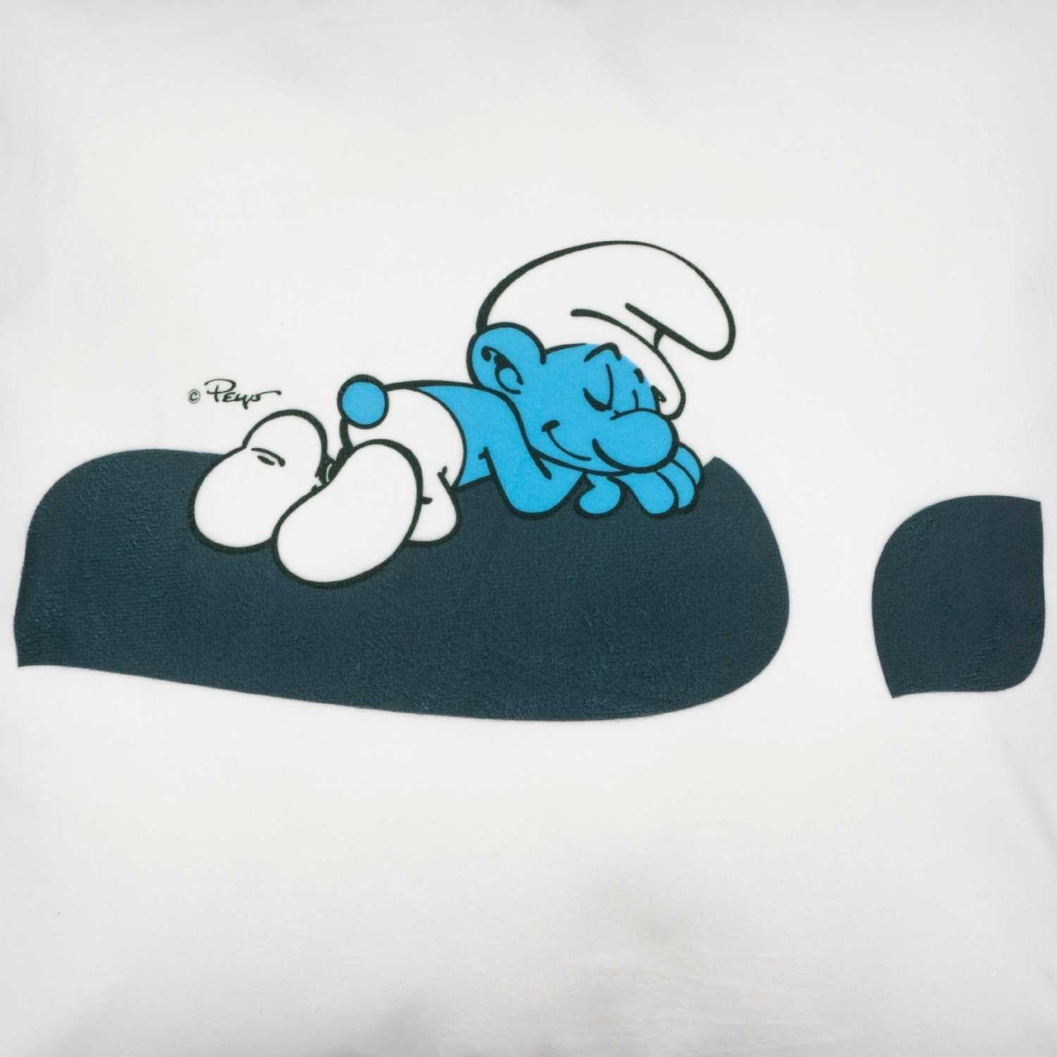 Die Schlümpfe "Ausruhezeichen" Kuschelkissen mit Schlumpf schlafend auf dunklem Kissen vor weißem Hintergrund.